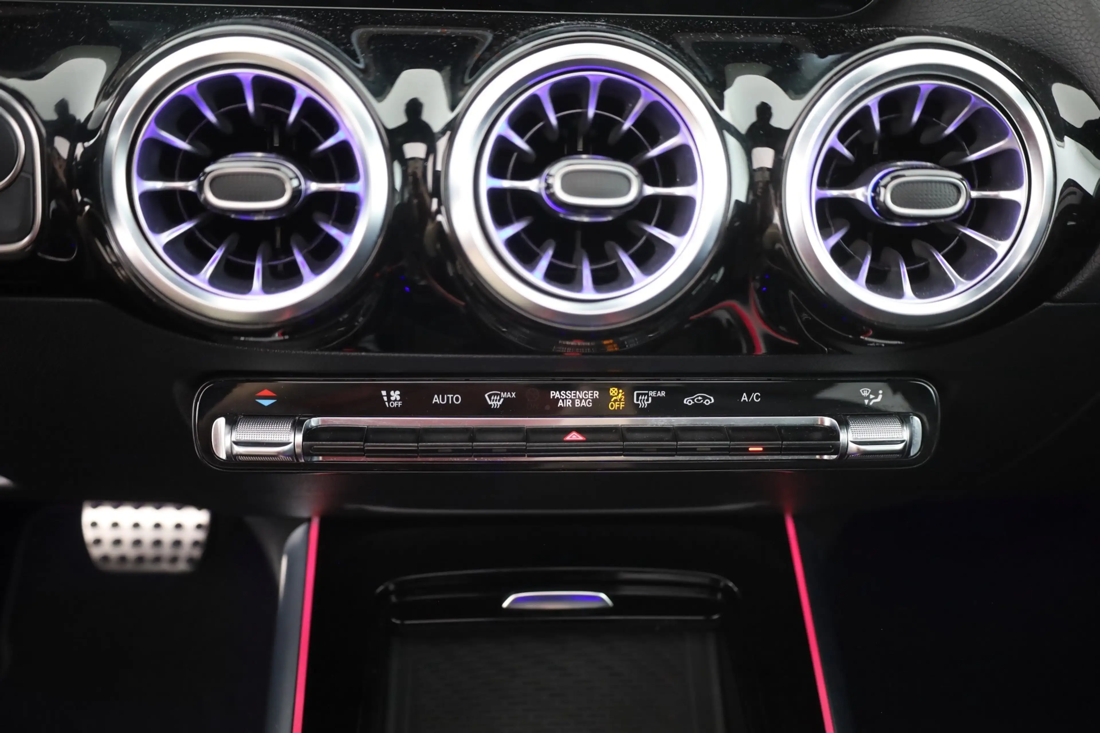 Mercedes-Benz GLA 250 AMG Line 4Matic LED Navi Panorama Kamera — photo 12