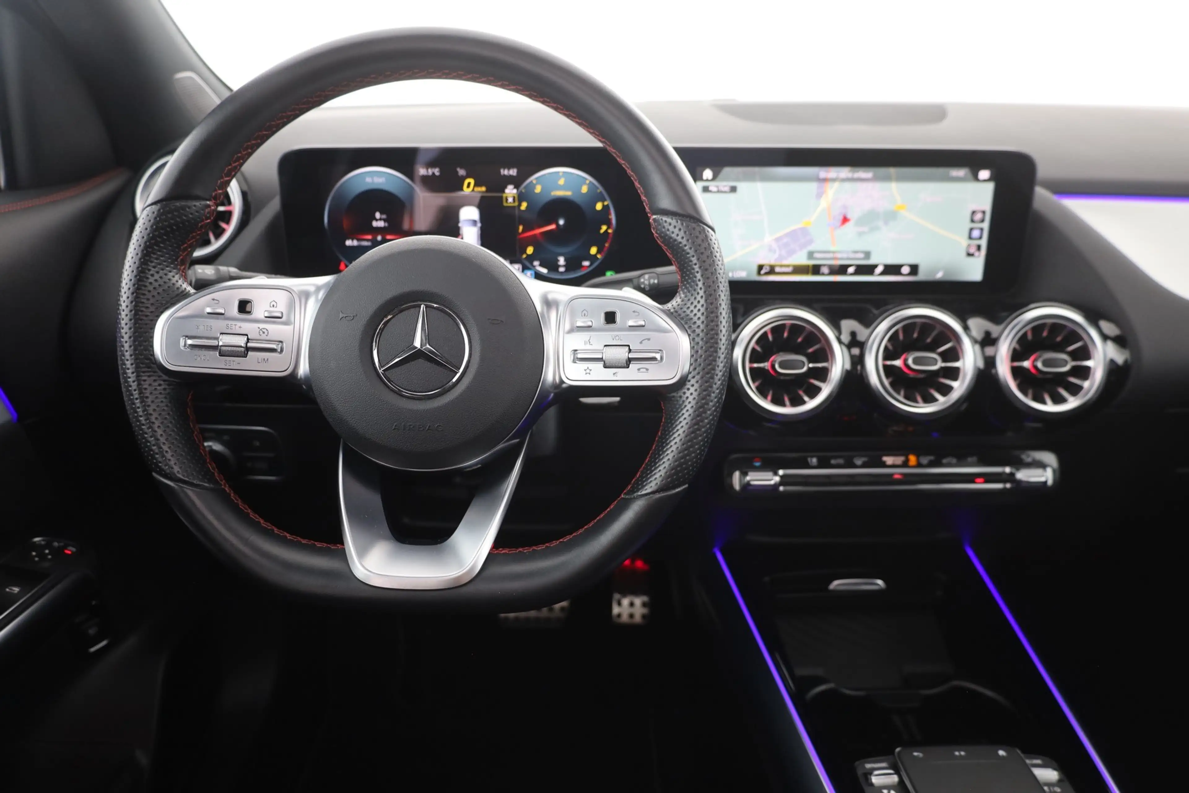 Mercedes-Benz GLA 250 AMG Line 4Matic LED Navi Panorama Kamera — photo 10