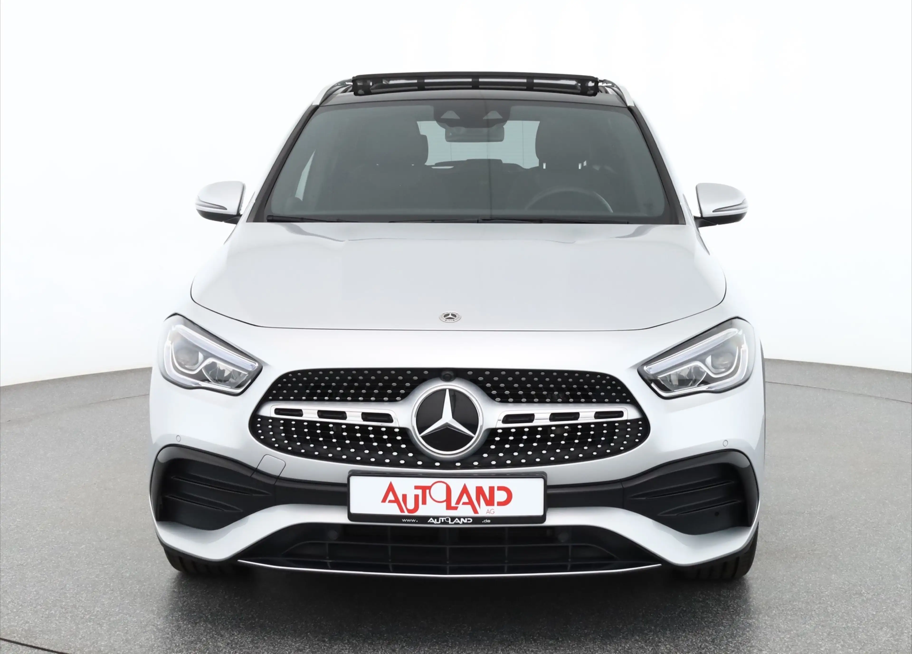 Mercedes-Benz GLA 250 AMG Line 4Matic LED Navi Panorama Kamera — photo 8
