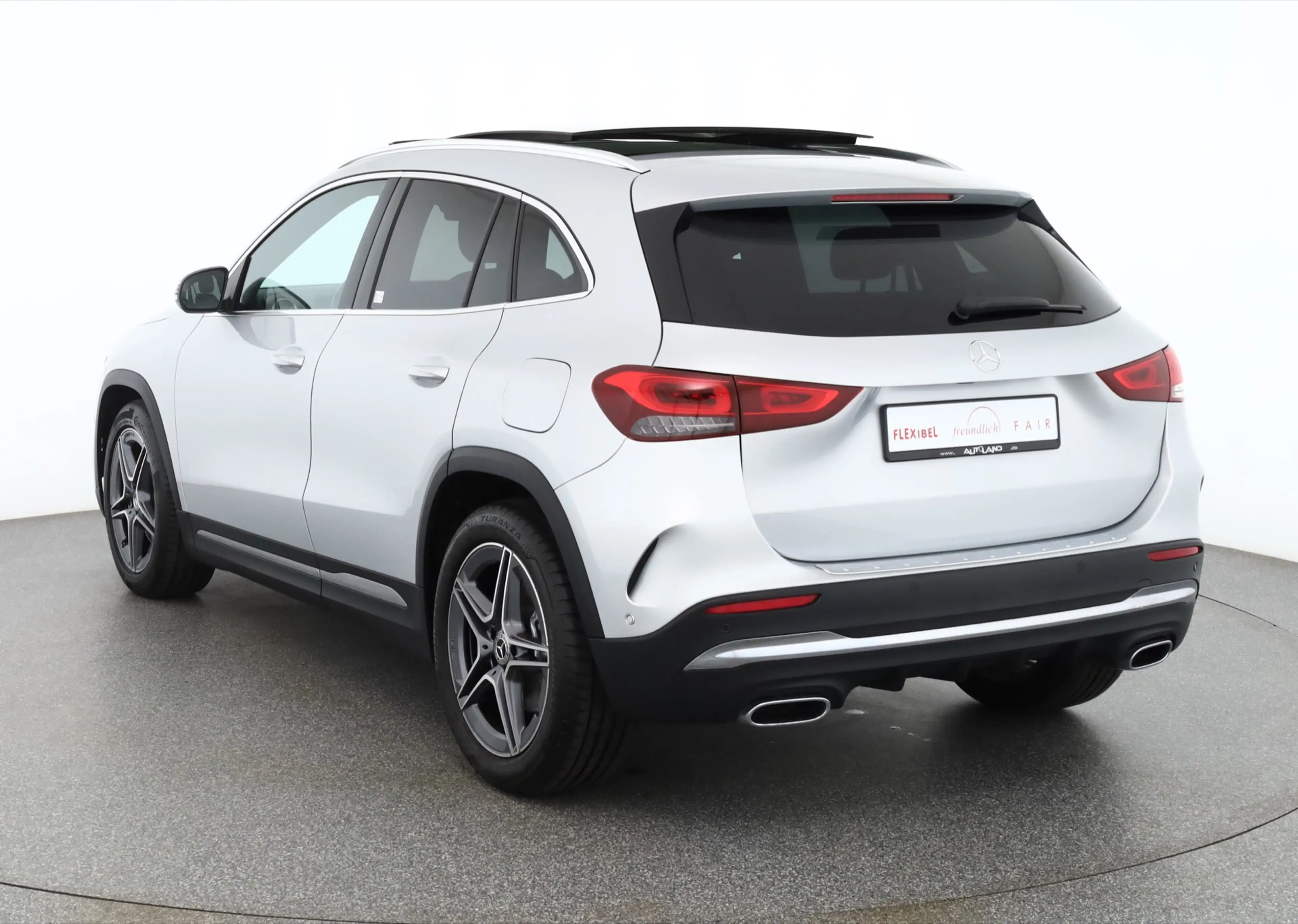 Mercedes-Benz GLA 250 AMG Line 4Matic LED Navi Panorama Kamera — photo 3