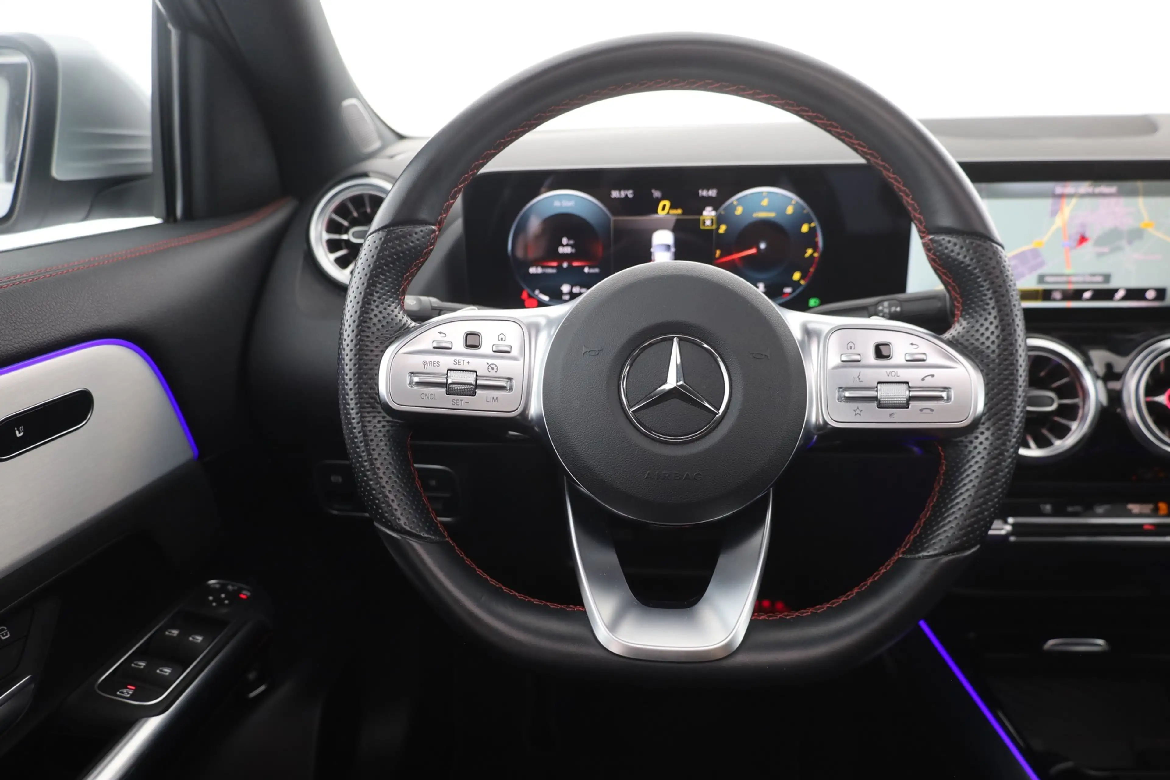 Mercedes-Benz GLA 250 AMG Line 4Matic LED Navi Panorama Kamera — photo 14