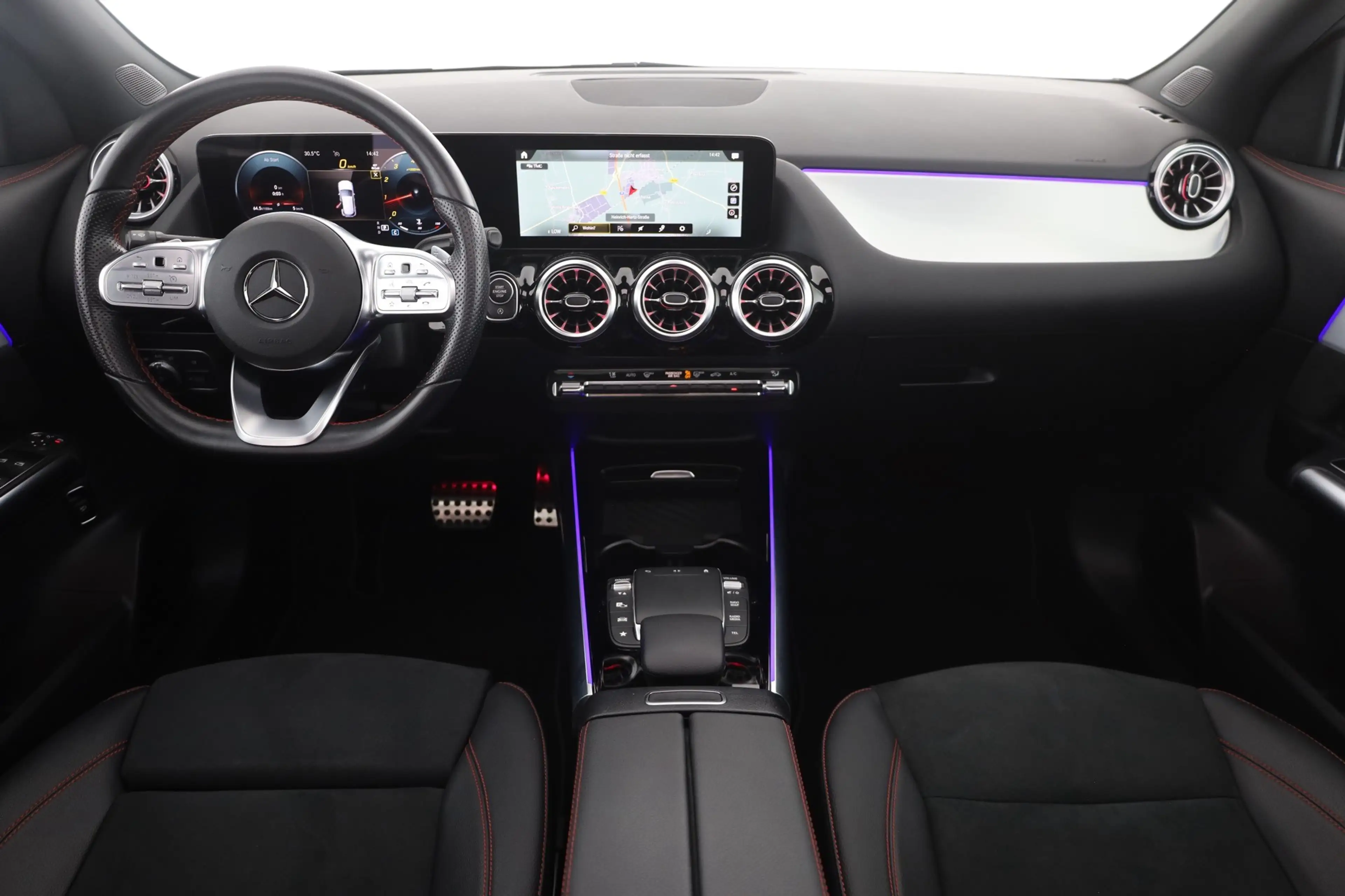 Mercedes-Benz GLA 250 AMG Line 4Matic LED Navi Panorama Kamera — photo 9