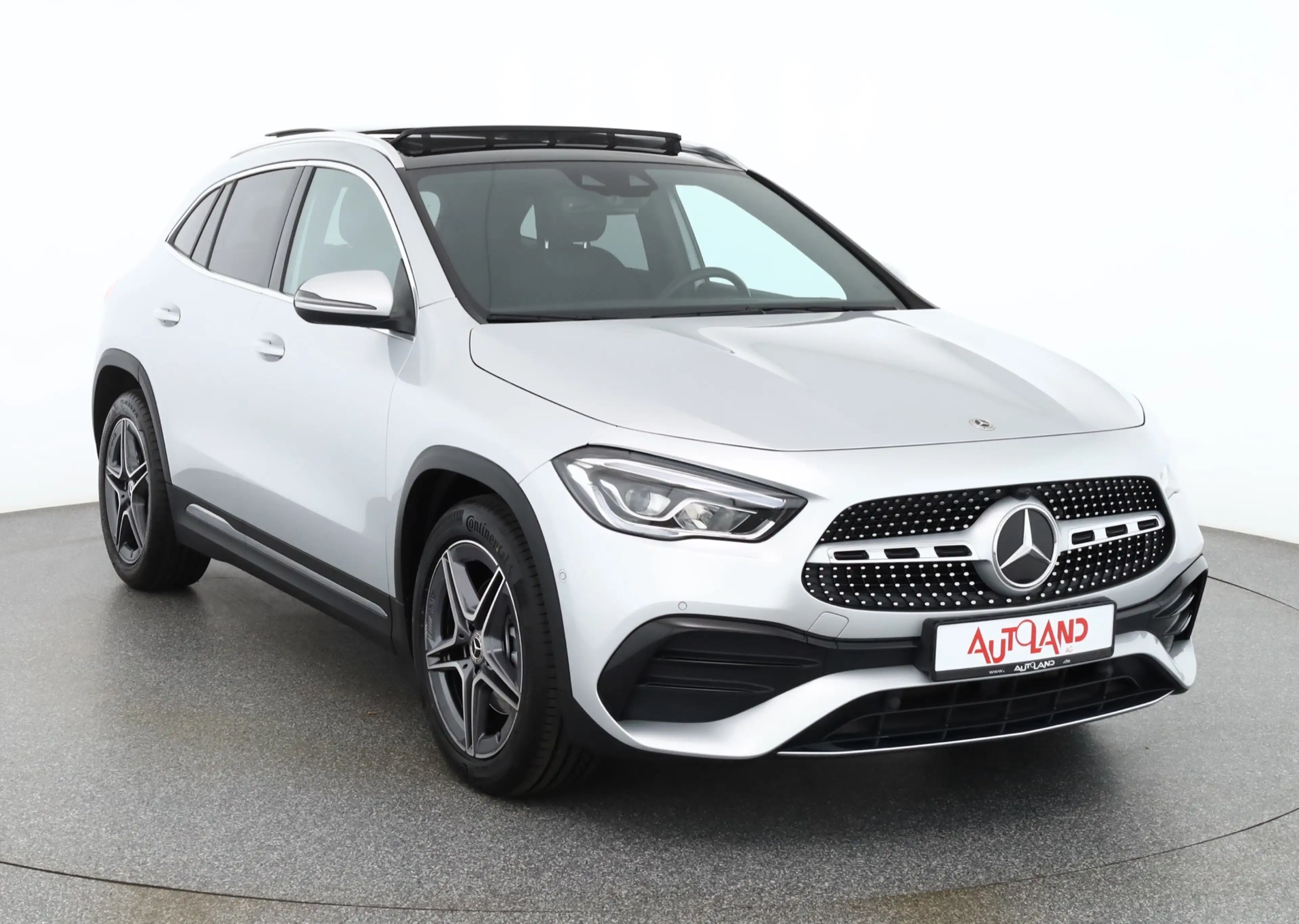 Mercedes-Benz GLA 250 AMG Line 4Matic LED Navi Panorama Kamera — photo 7