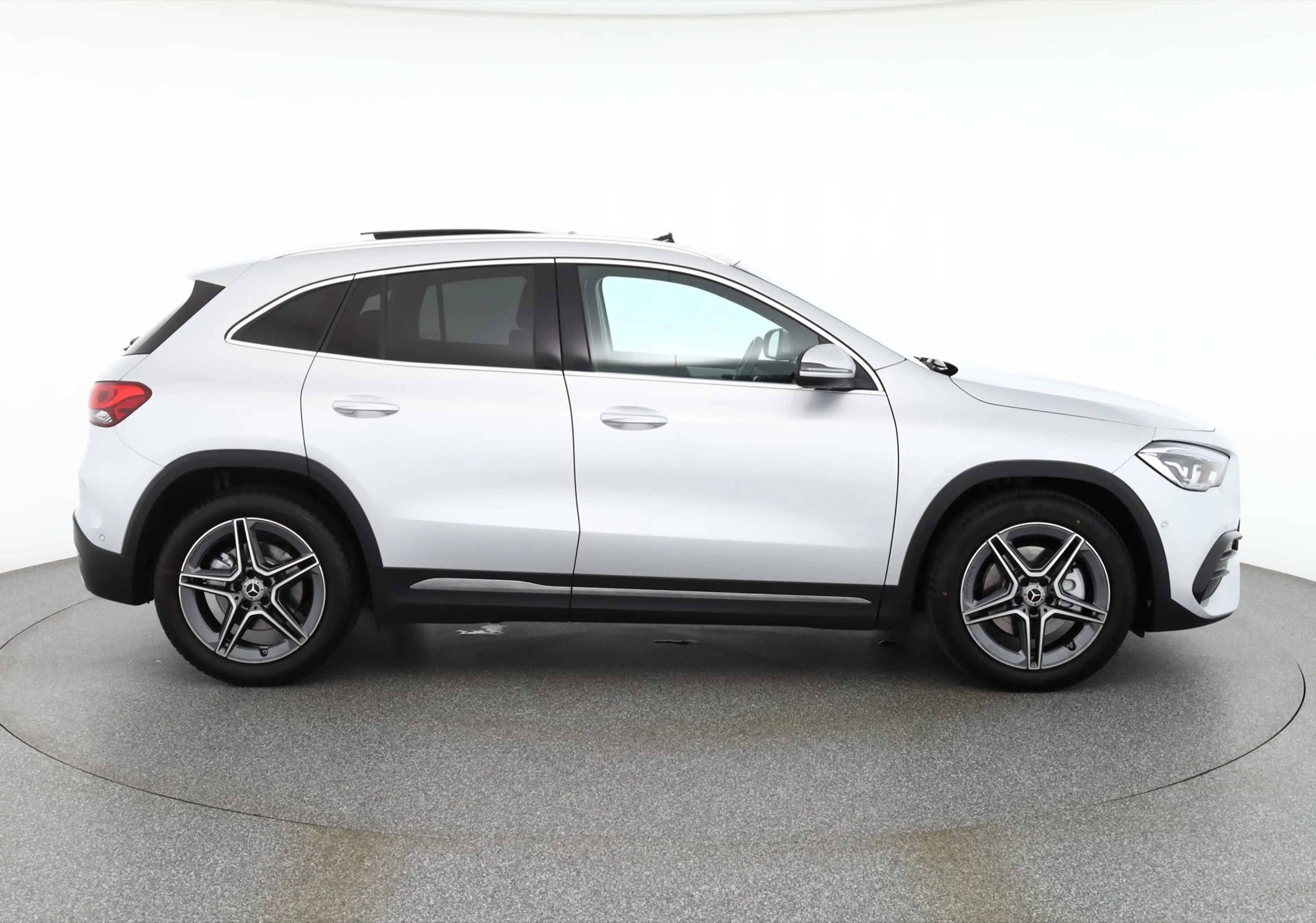 Mercedes-Benz GLA 250 AMG Line 4Matic LED Navi Panorama Kamera — photo 6