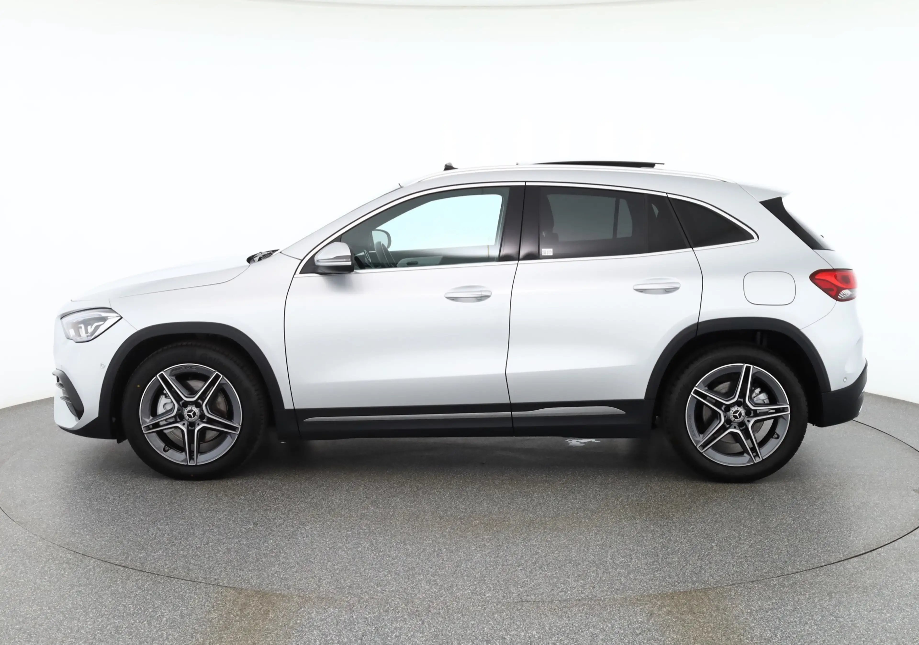 Mercedes-Benz GLA 250 AMG Line 4Matic LED Navi Panorama Kamera — photo 2