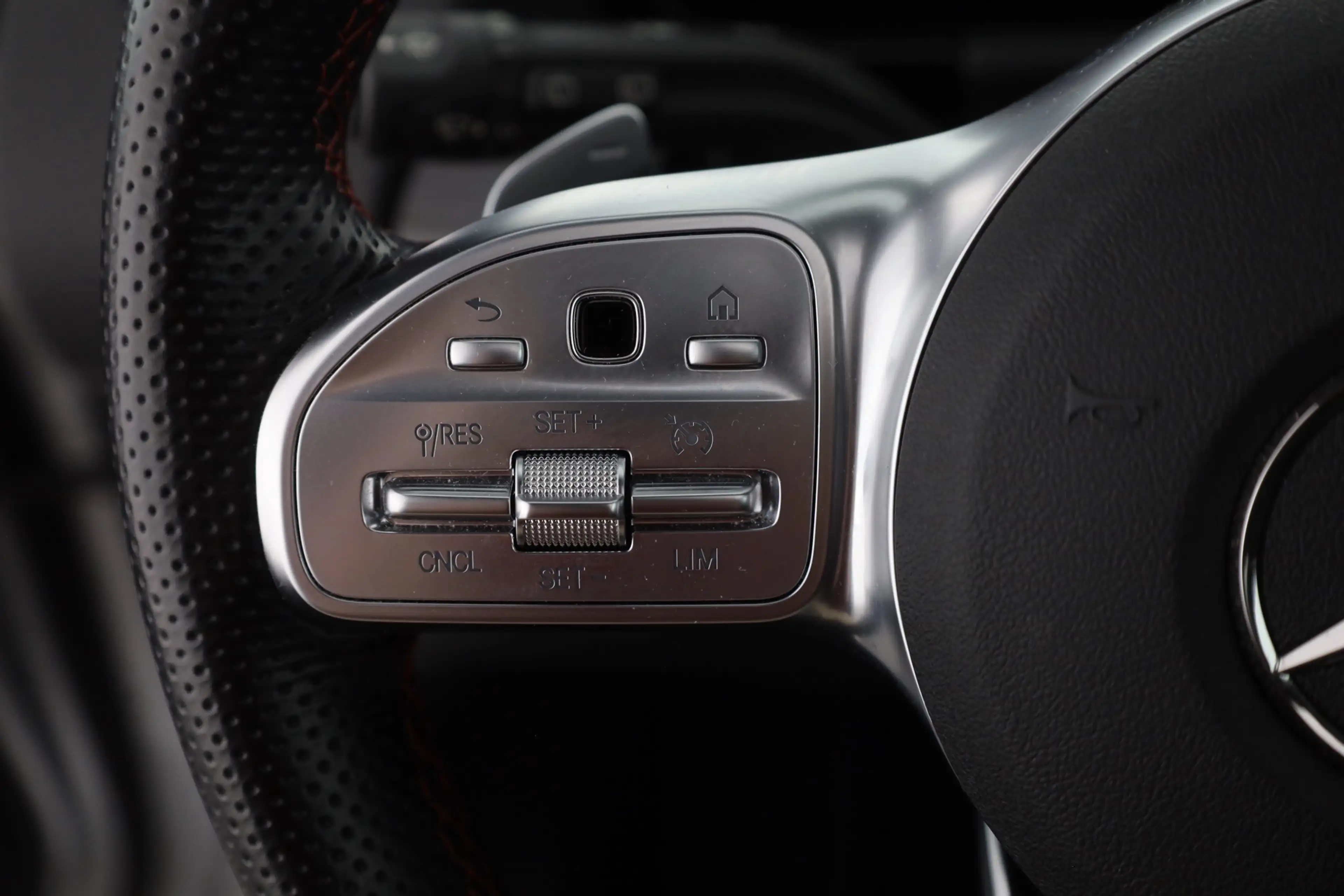 Mercedes-Benz GLA 250 AMG Line 4Matic LED Navi Panorama Kamera — photo 15