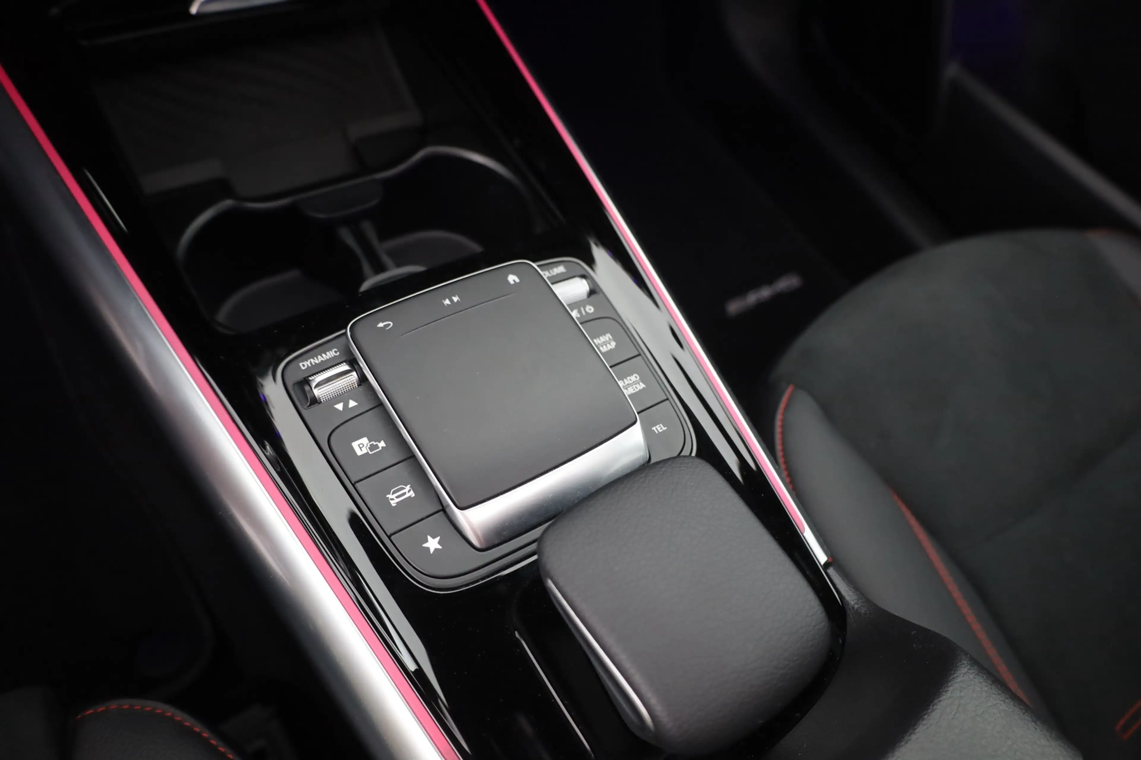 Mercedes-Benz GLA 250 AMG Line 4Matic LED Navi Panorama Kamera — photo 13