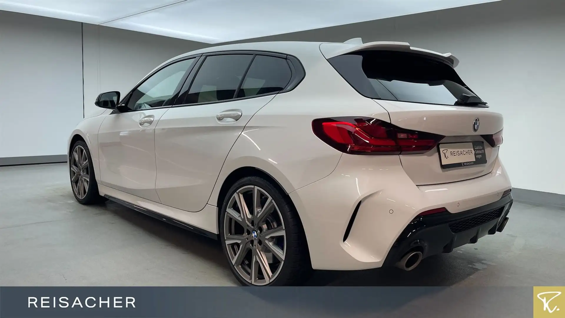 BMW 135 i xDrive SAG LCProf Pano LkrdHzg Keyless Alb - 2