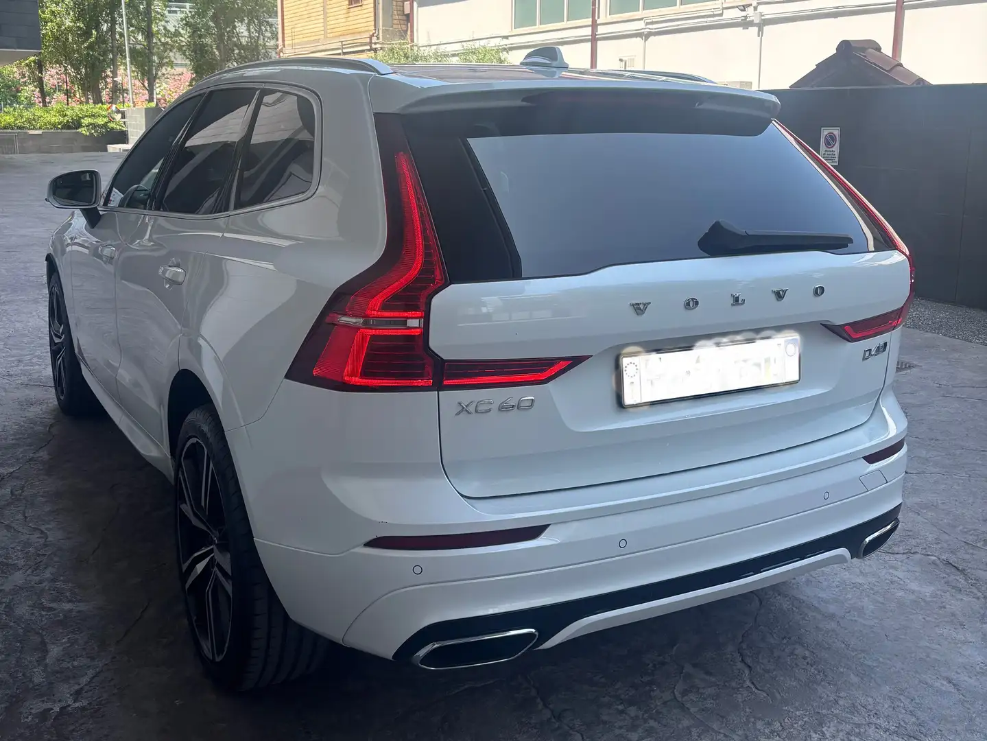 Volvo XC60 XC60 2.0 d4 R-design awd geartronic Bianco - 1