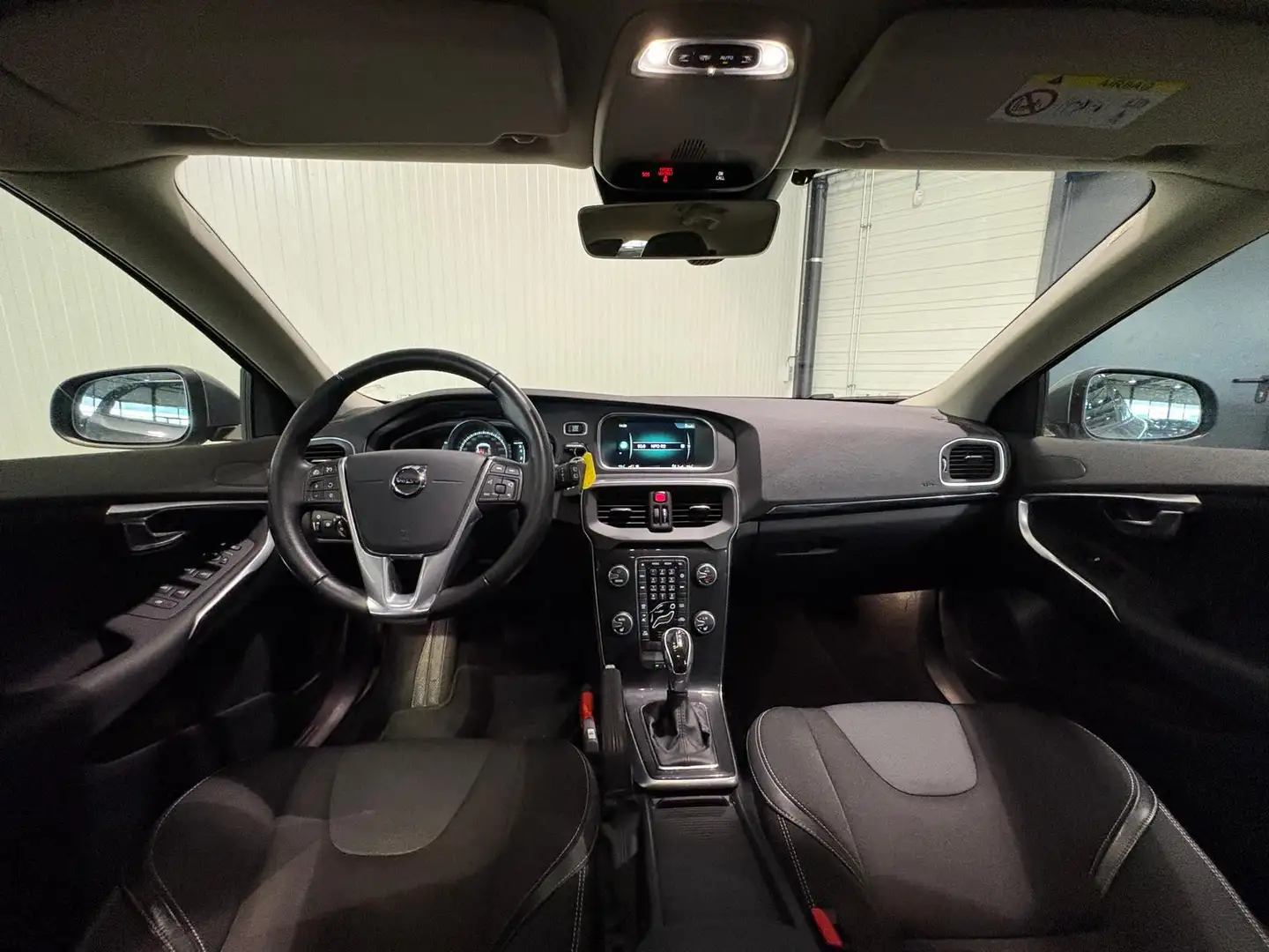 Volvo V40 T2 Aut. Momentum Facelift Navigatie Trekhaak Stoel Grijs - 2