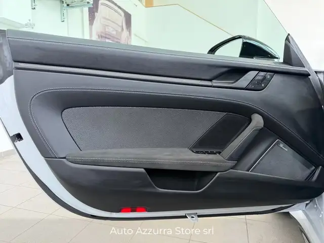 Porsche 911 view 8