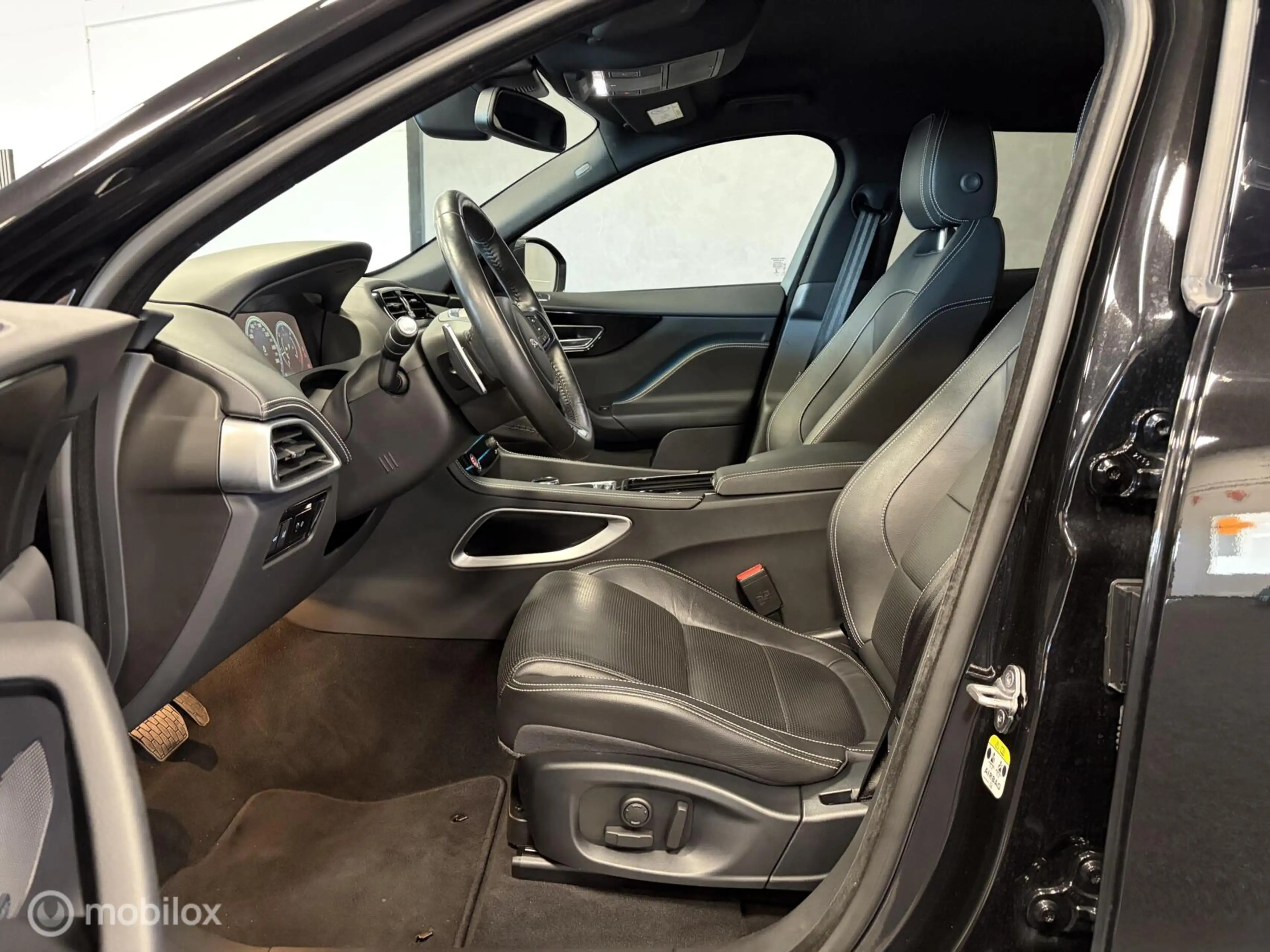 Jaguar F-Pace 2.0 R-Sport AWD LED / LEDER / MERIDIAN / PDC / NAV — photo 5