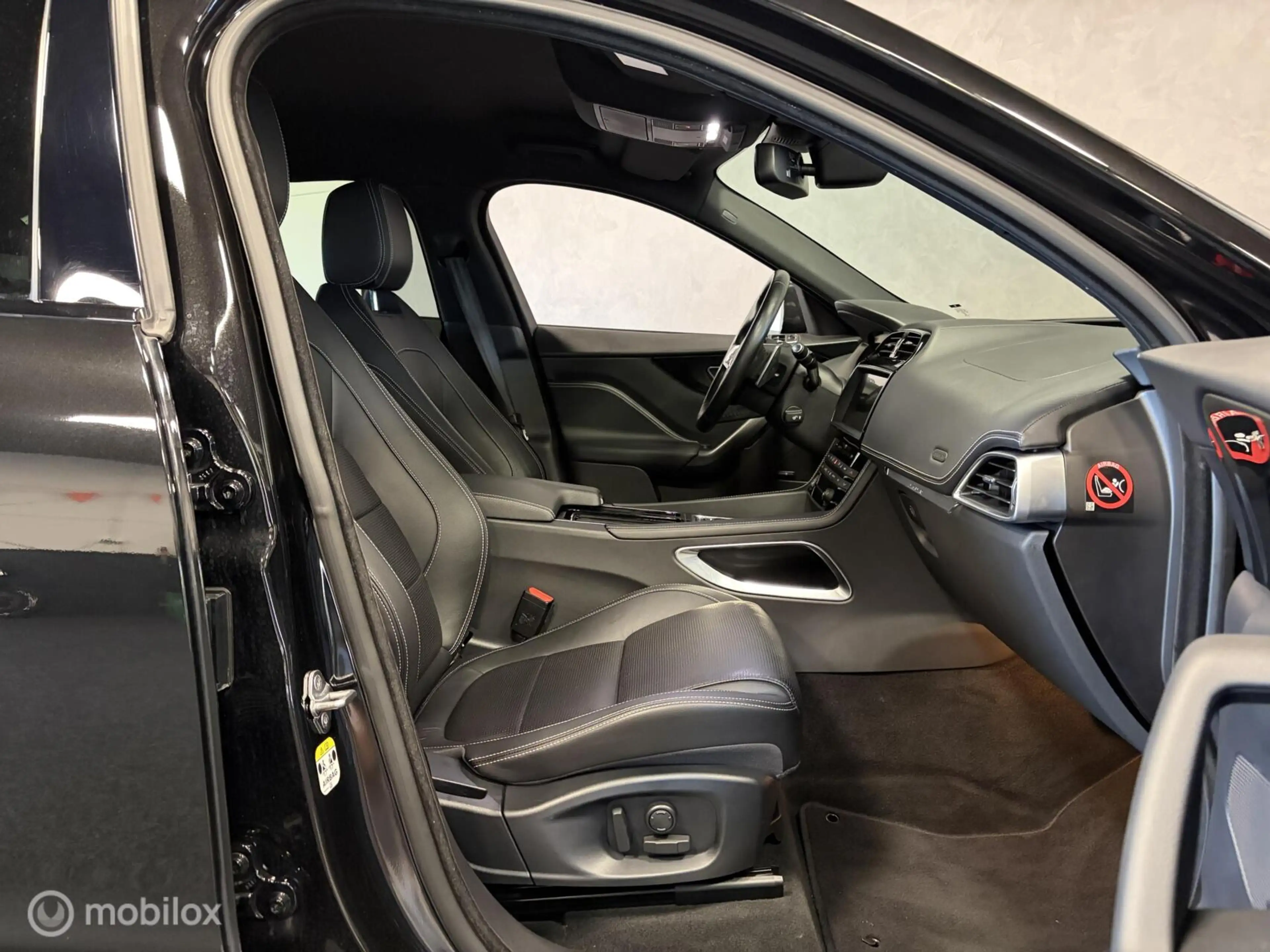 Jaguar F-Pace 2.0 R-Sport AWD LED / LEDER / MERIDIAN / PDC / NAV — photo 13