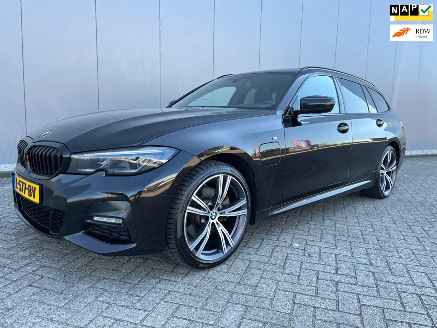 BMW 320 3-serie Touring 320e High Executive M-Sport/ PANO Zwart - 1