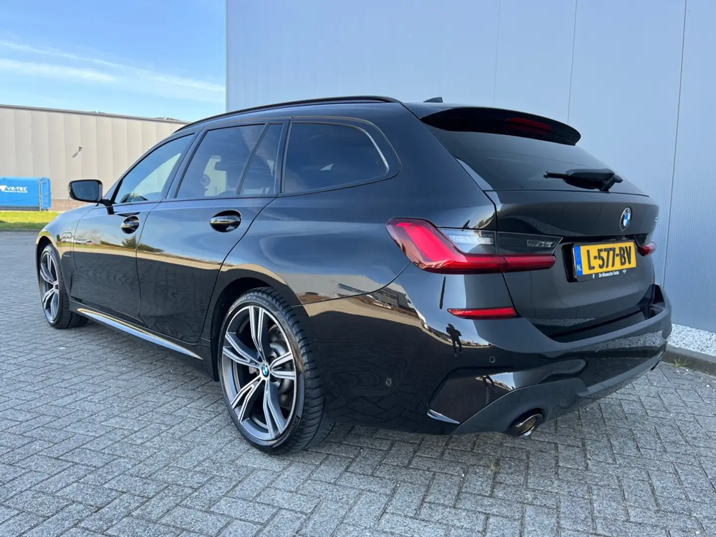 BMW 320 3-serie Touring 320e High Executive M-Sport/ PANO Zwart - 2