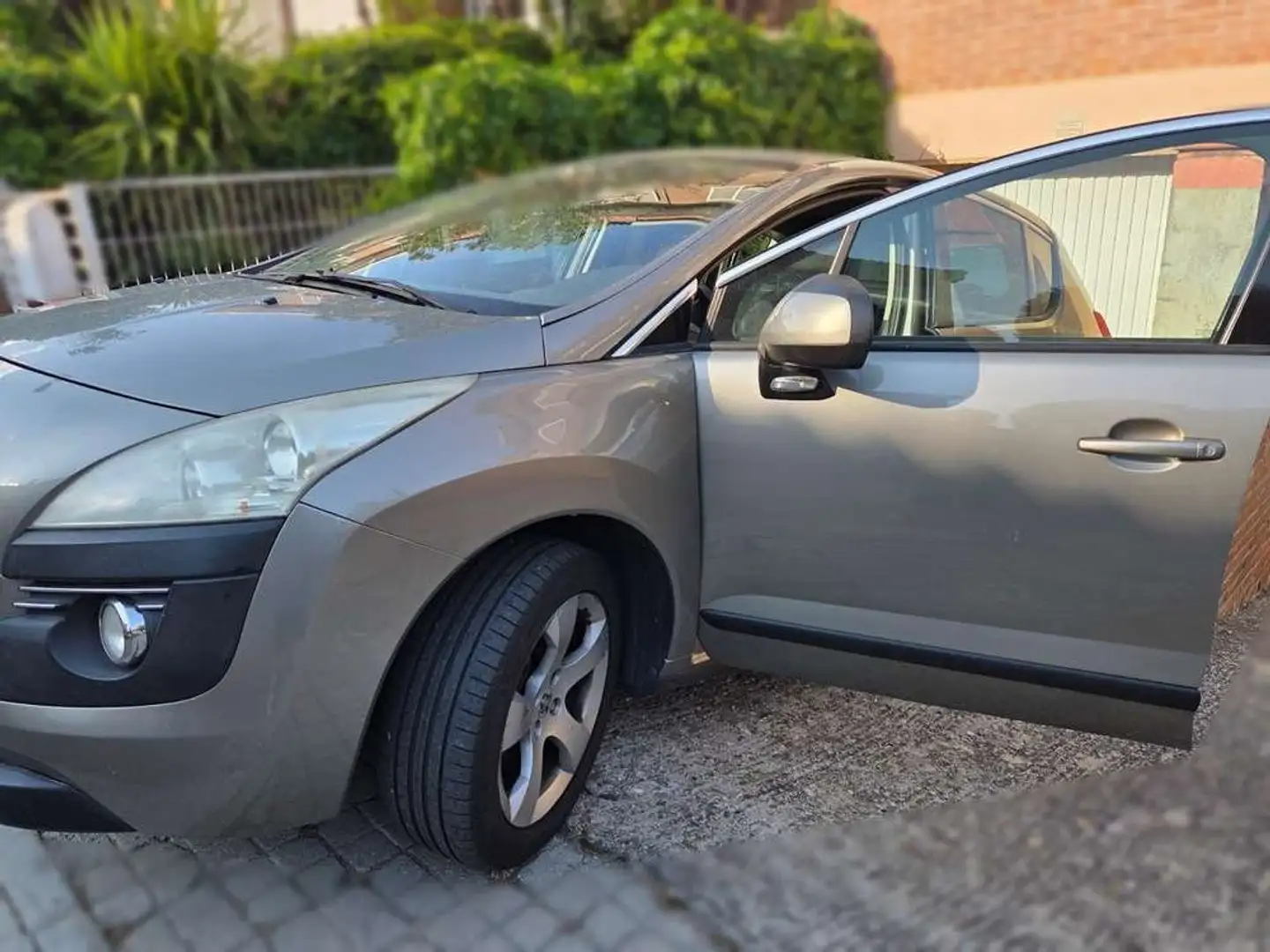 Peugeot 3008 Confort 1.6 HDI 110 FAP Gris - 2