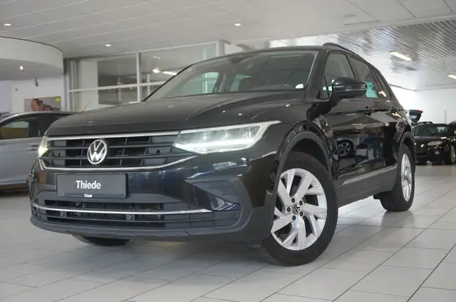 Volkswagen Tiguan view 3