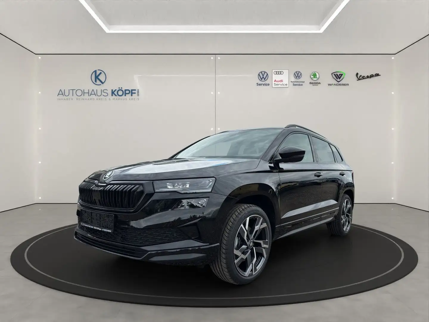 Skoda Karoq Sportline 4x4 TDI_Pano_AHK_Teillede_Matrix Schwarz - 1