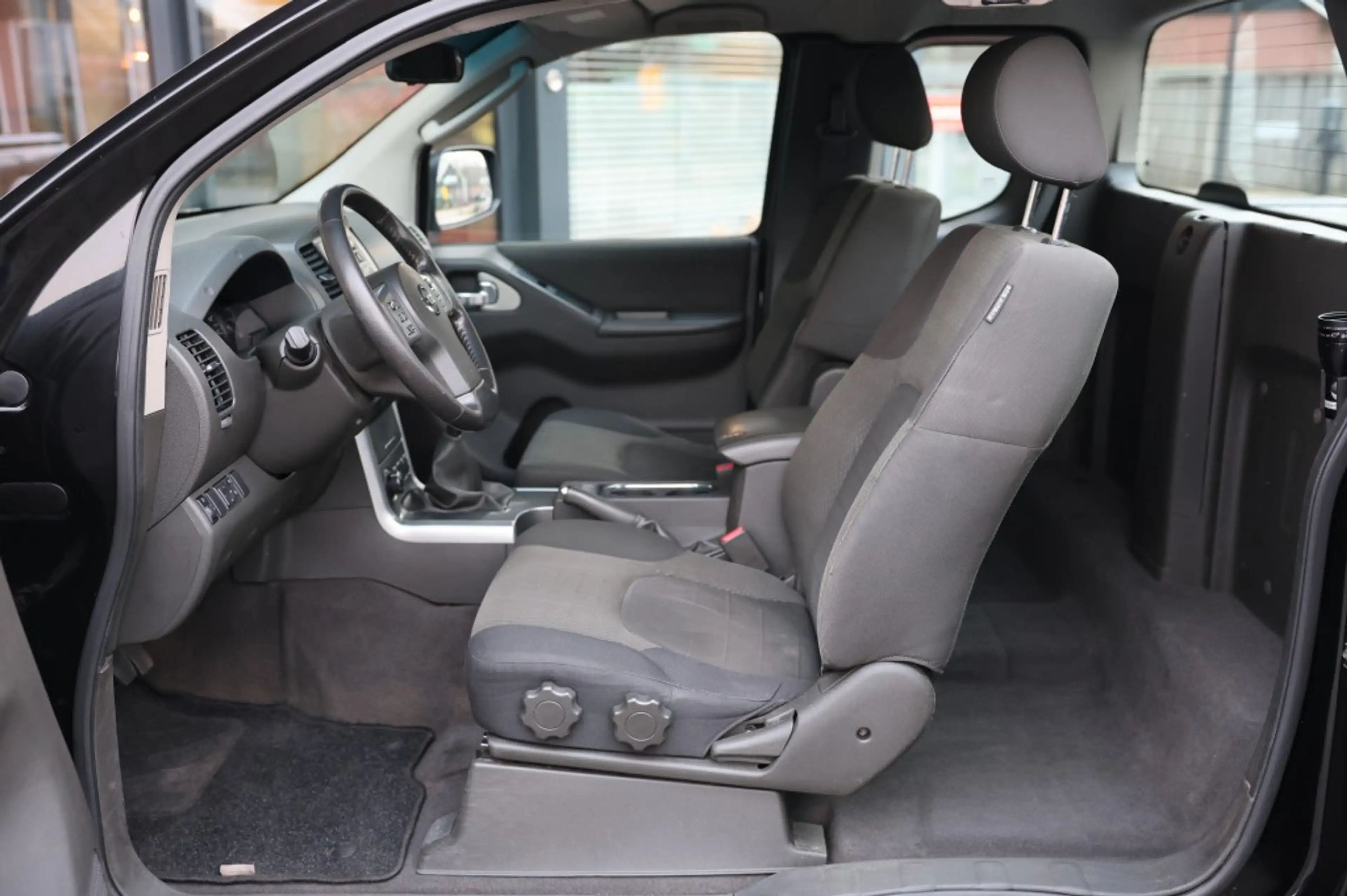 Nissan Navara 2.5 DCI SE 4WD VAN — photo 9