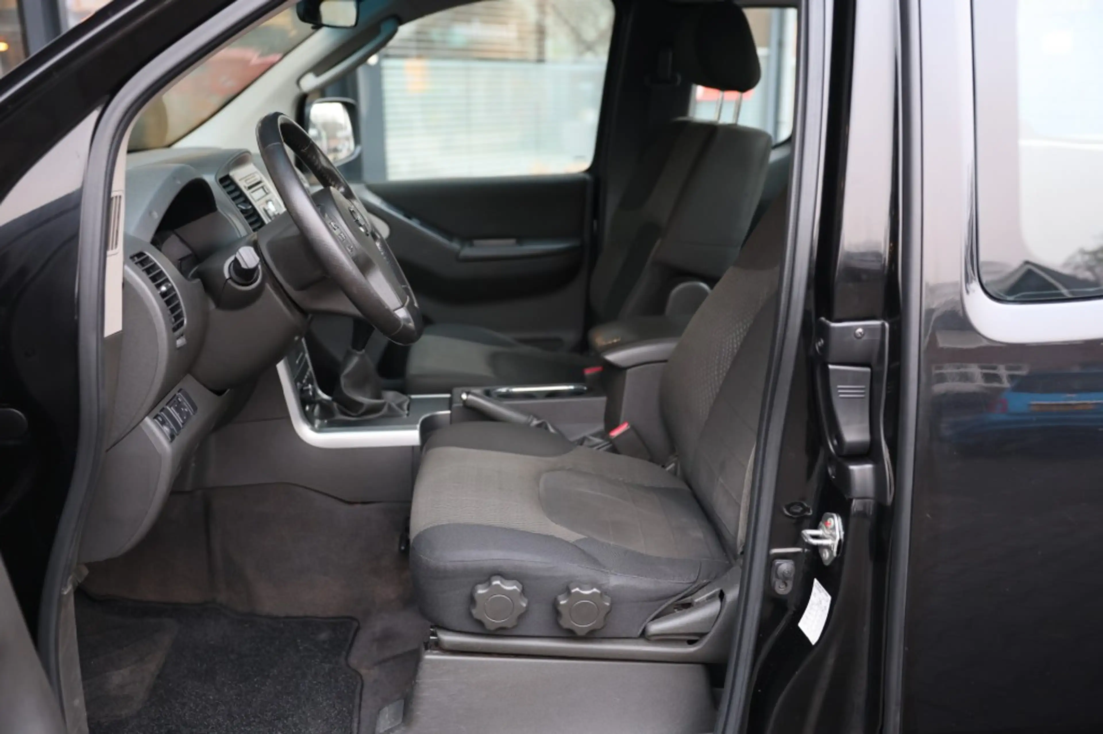 Nissan Navara 2.5 DCI SE 4WD VAN — photo 8