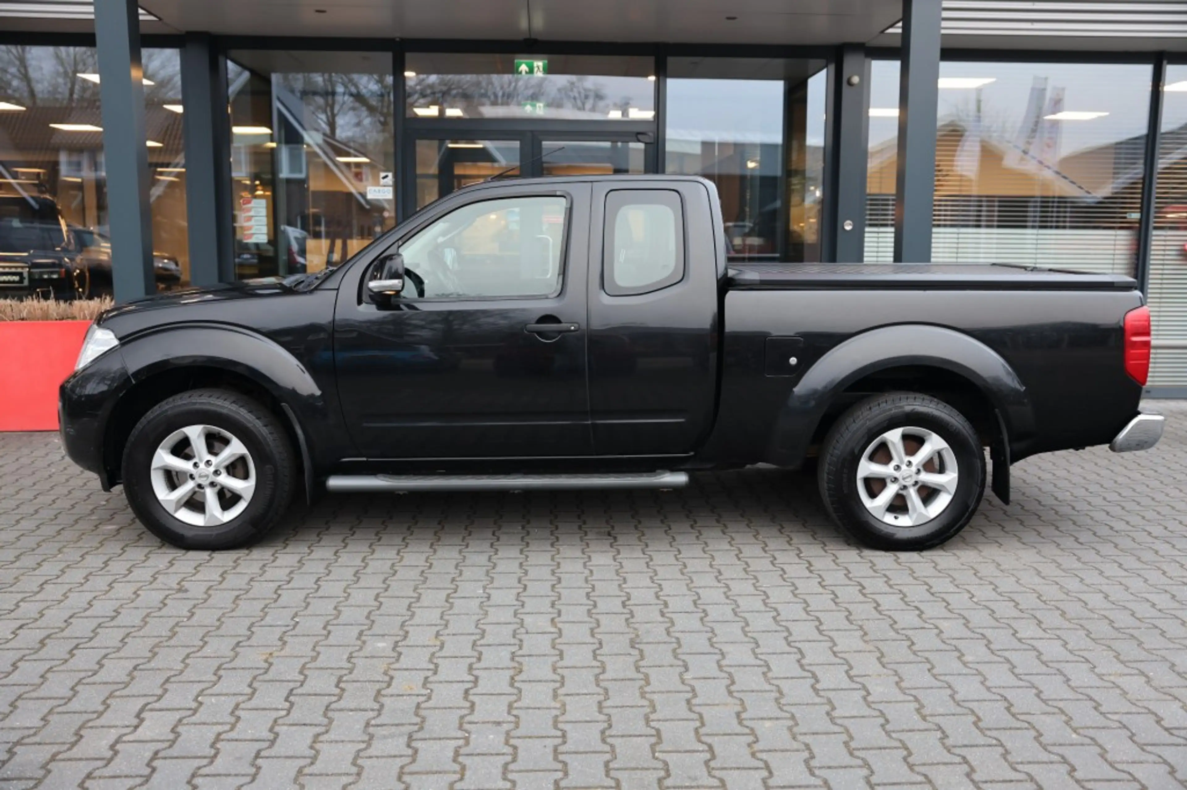 Nissan Navara 2.5 DCI SE 4WD VAN — photo 2