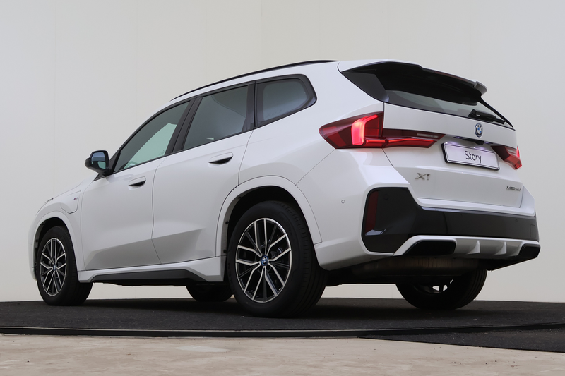 BMW X1 xDrive25e M Sport Automaat / Sportstoelen / Achter — photo 11