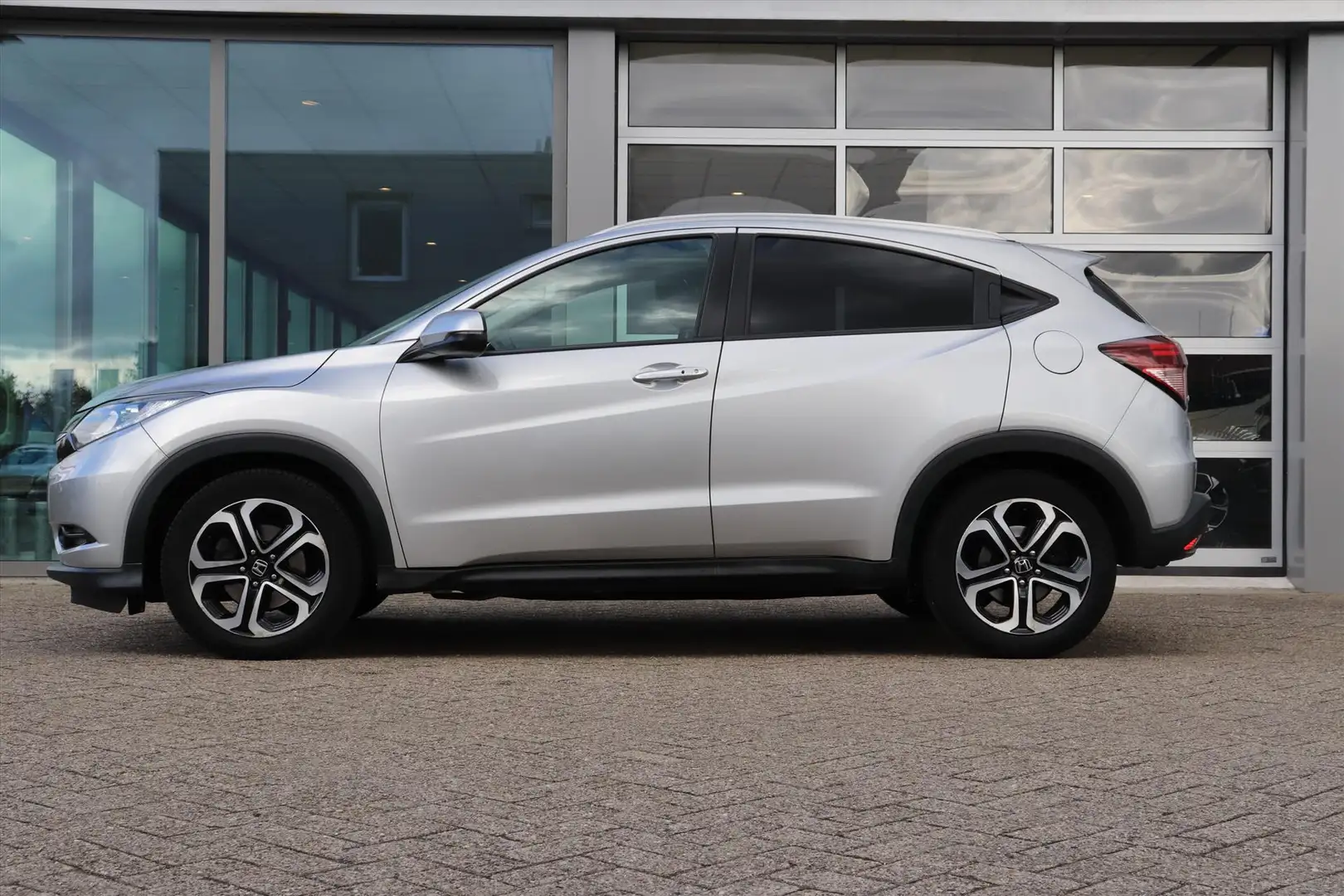 Honda HR-V 1.5 i-VTEC 130pk Executive Grijs - 2