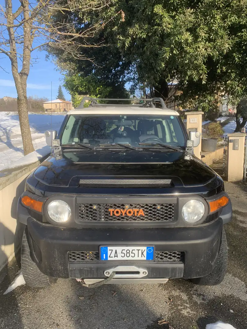Toyota FJ Cruiser Schwarz - 2