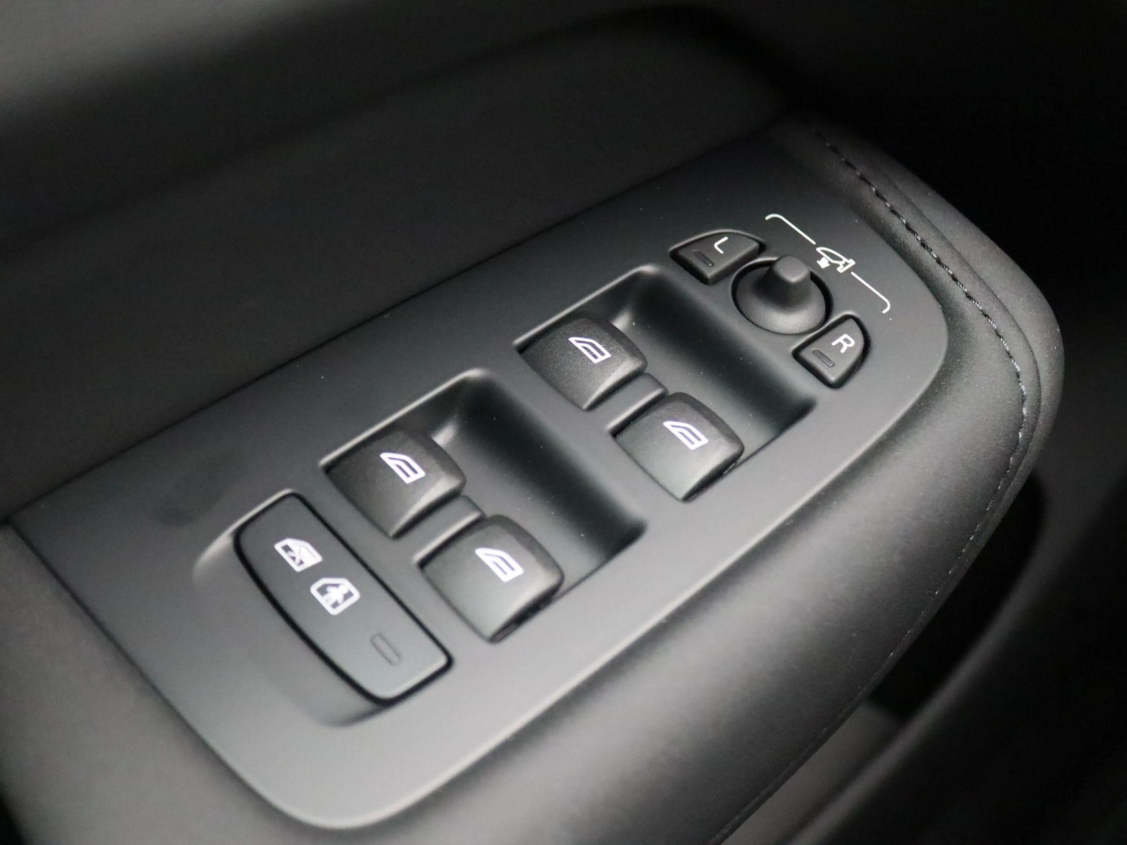 Volvo XC60 2.0 T6 Plug-in hybrid AWD Plus Dark 355PK Aut. Pan — photo 40