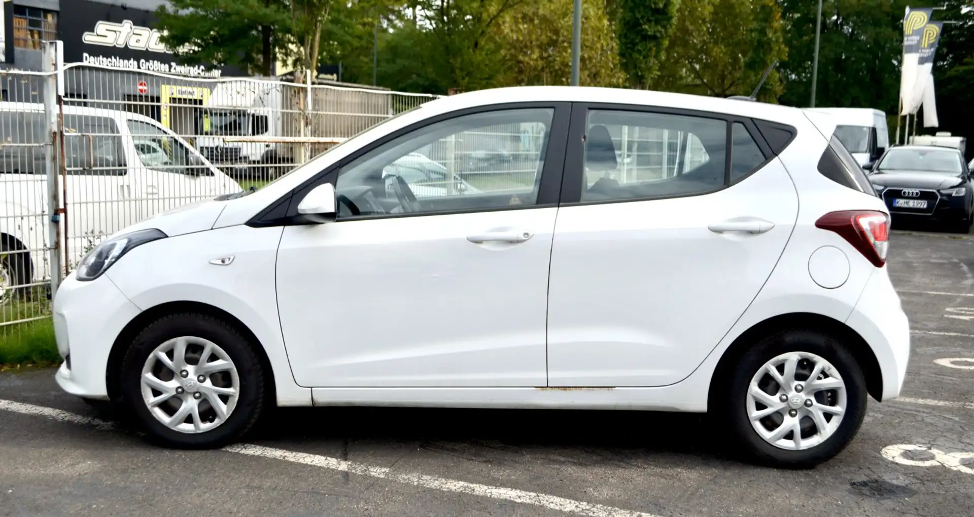 Hyundai i10 *KLIMA*SITZHEIZUNG LENKRAD BEHEIZBAR* Weiß - 2