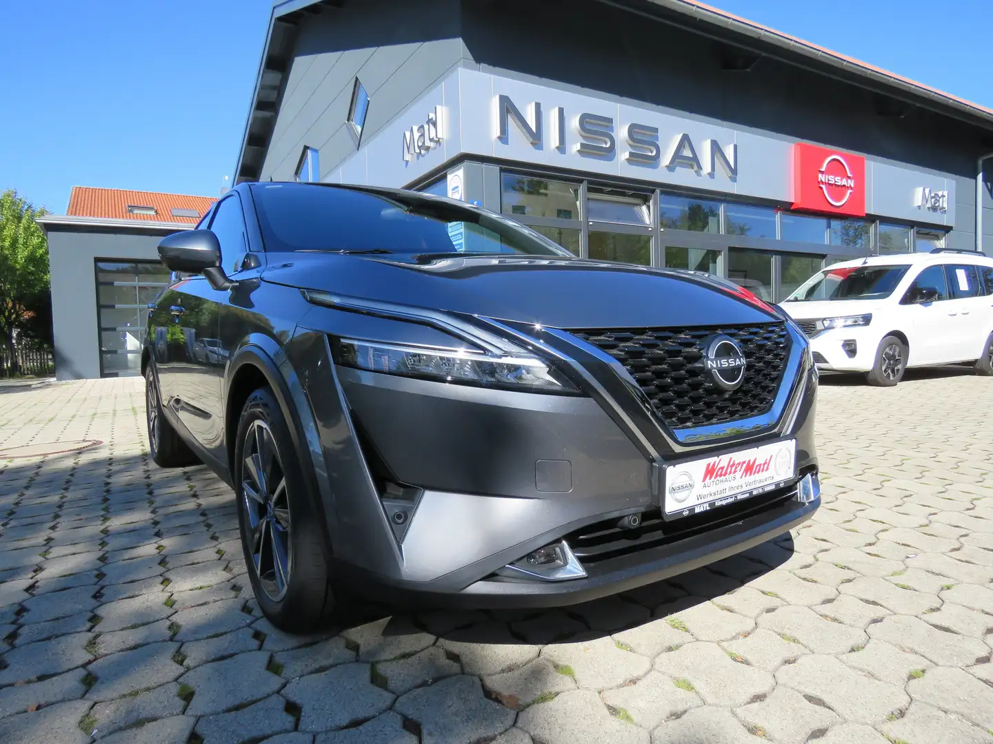 Nissan Qashqai Tekna 1,3 DIG-T 158PS Xtronic 4x4 mit AHK Grau - 1