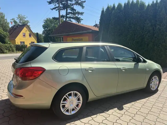 Opel Astra view 4