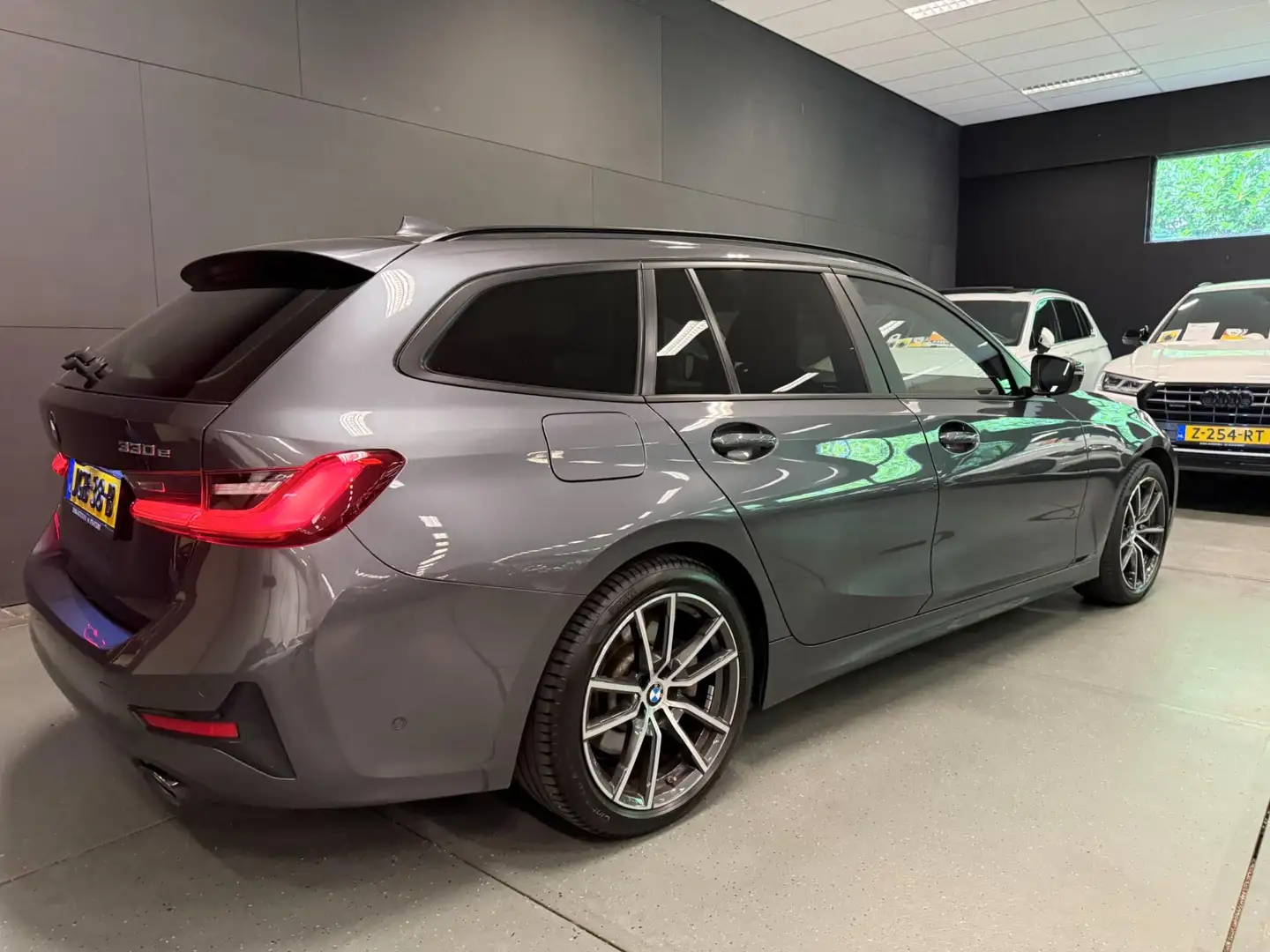 BMW 330 3-serie Touring 330e High Executive V-COCKPIT/NAVI Grijs - 2