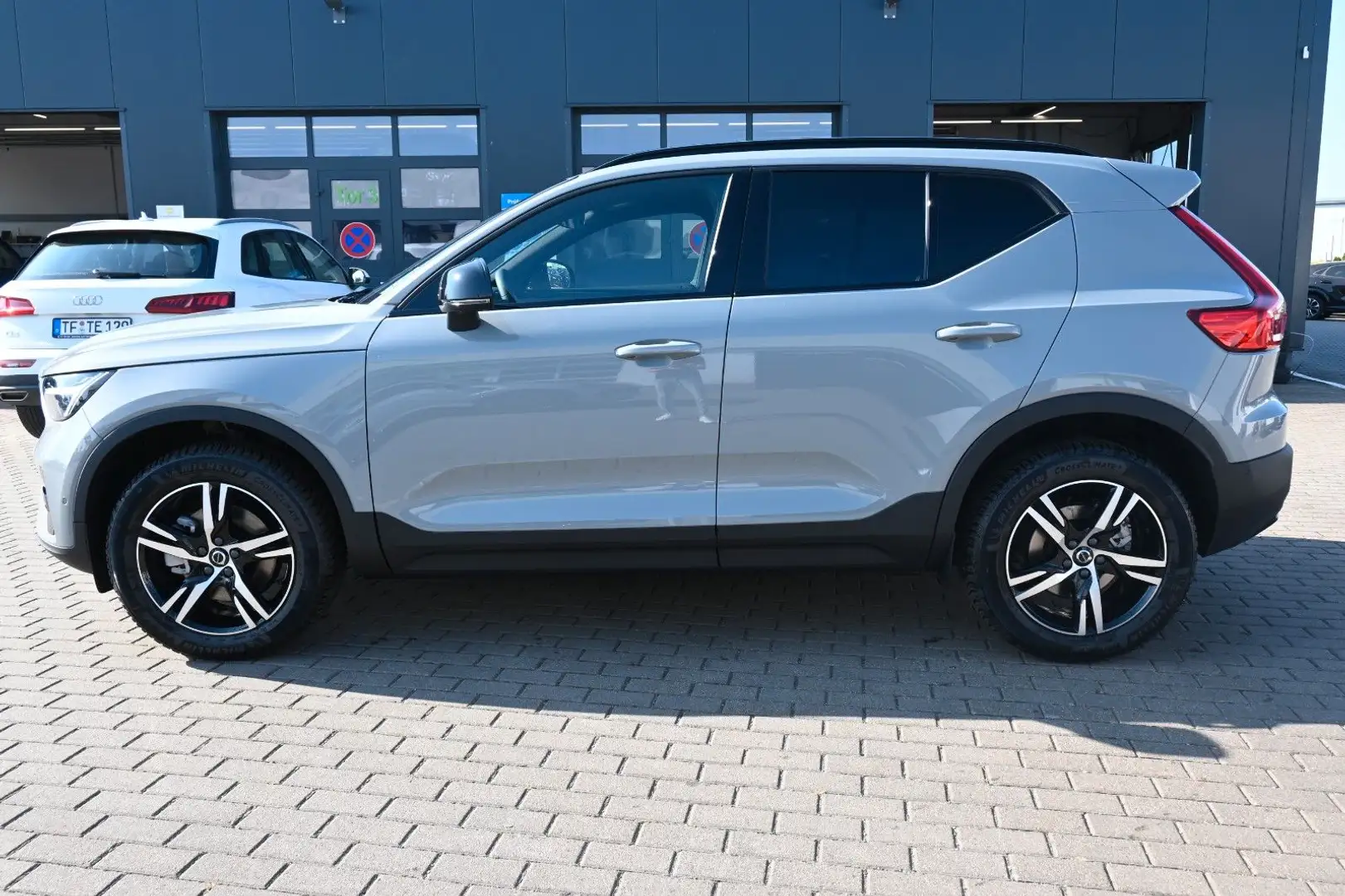Volvo XC40 B4 DKG Plus Dark*FSHZG*360°*ACC Grau - 2
