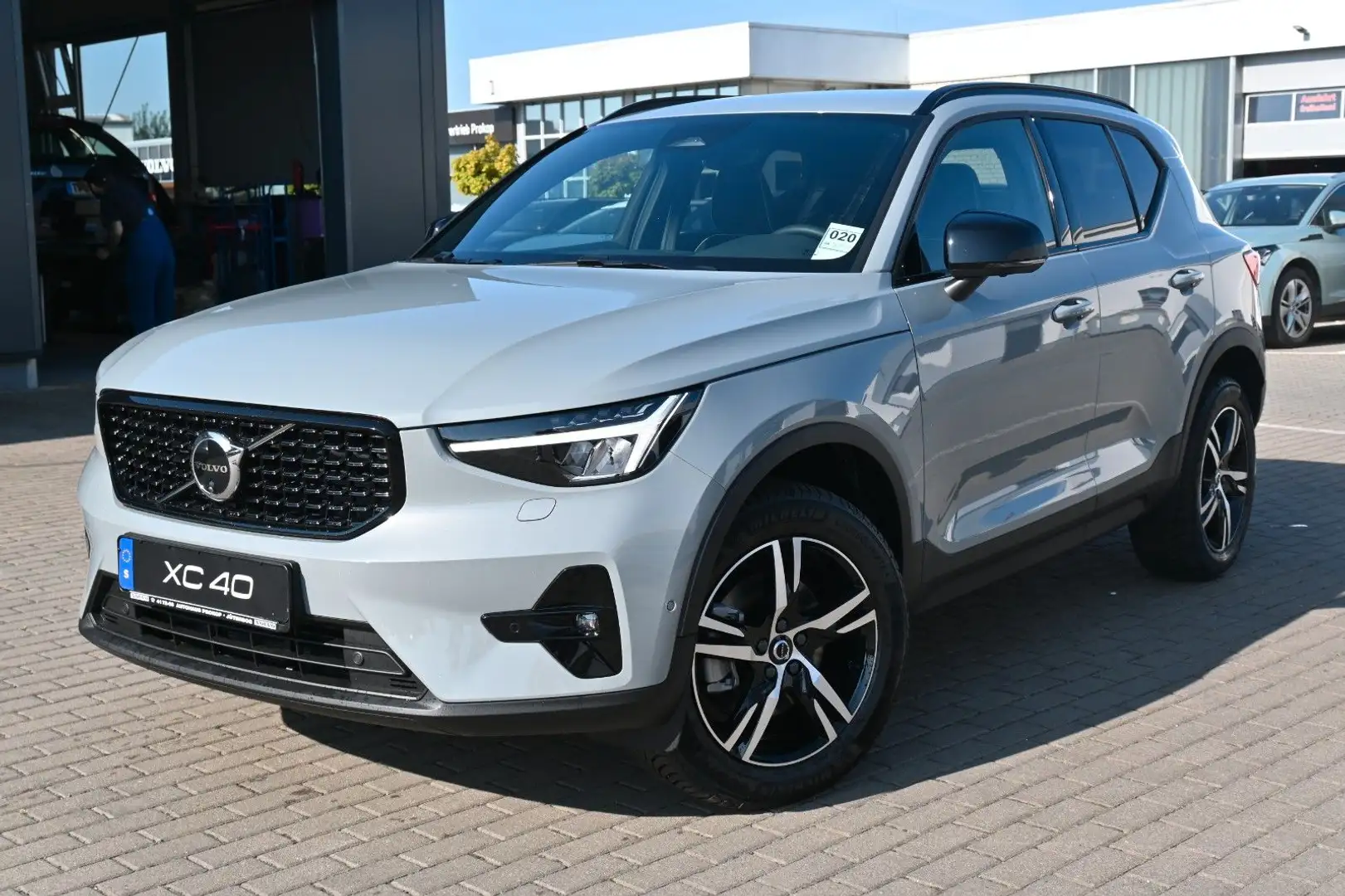 Volvo XC40 B4 DKG Plus Dark*FSHZG*360°*ACC Grau - 1