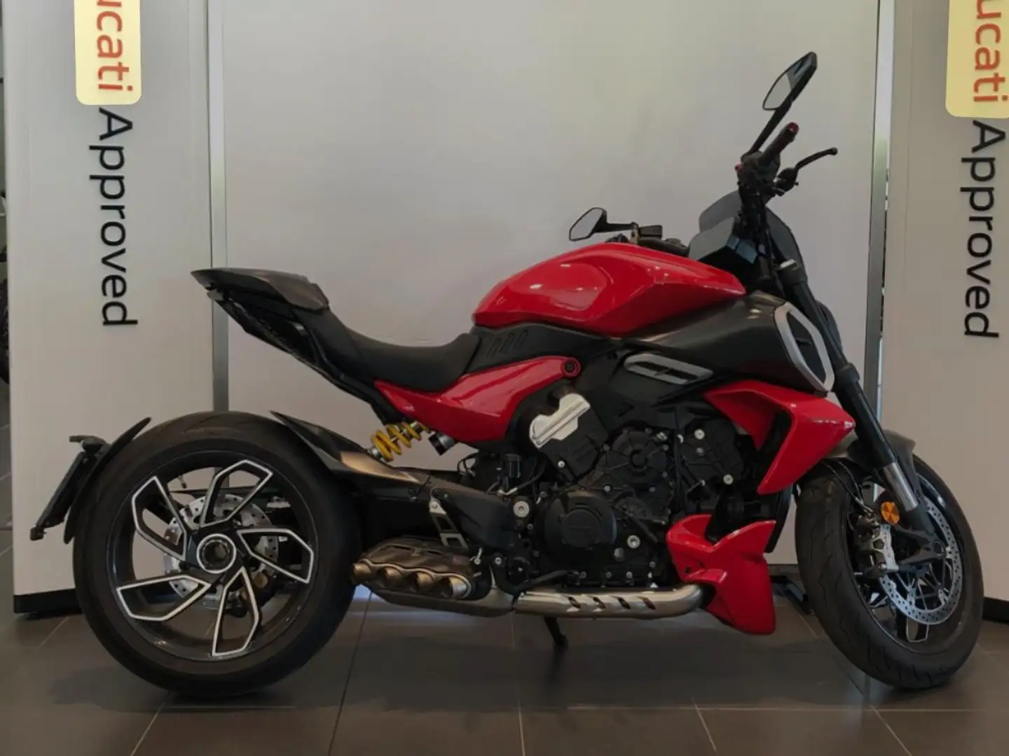 Ducati Diavel v4 Roşu - 2