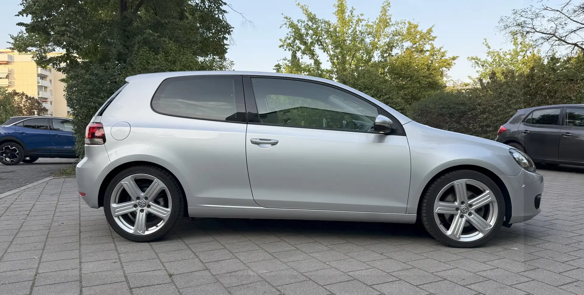 Volkswagen Golf VI 1.4 TSI Automatik Navi Leder Highline Stříbrná - 2