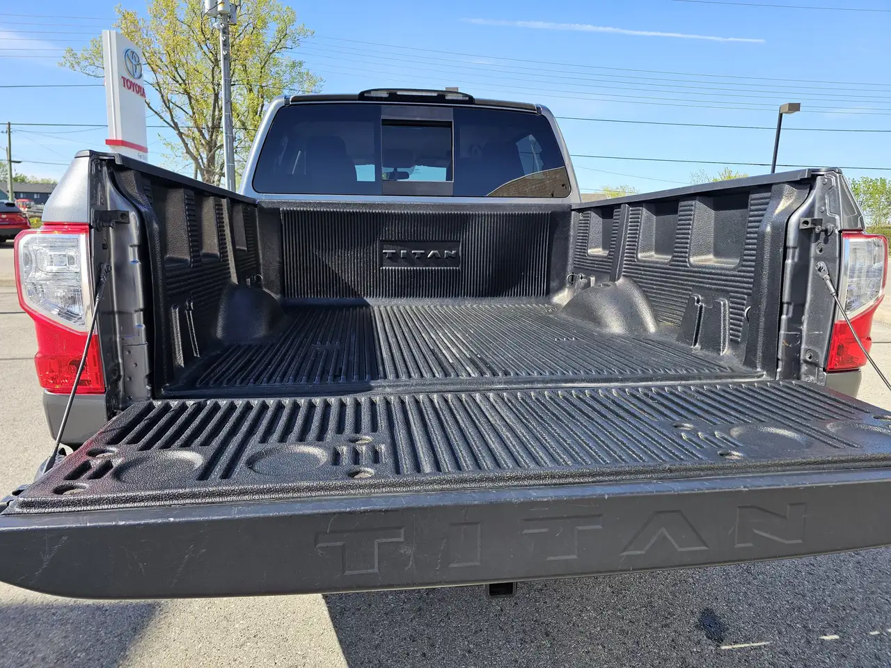 Nissan Titan снимка Nissan Titan