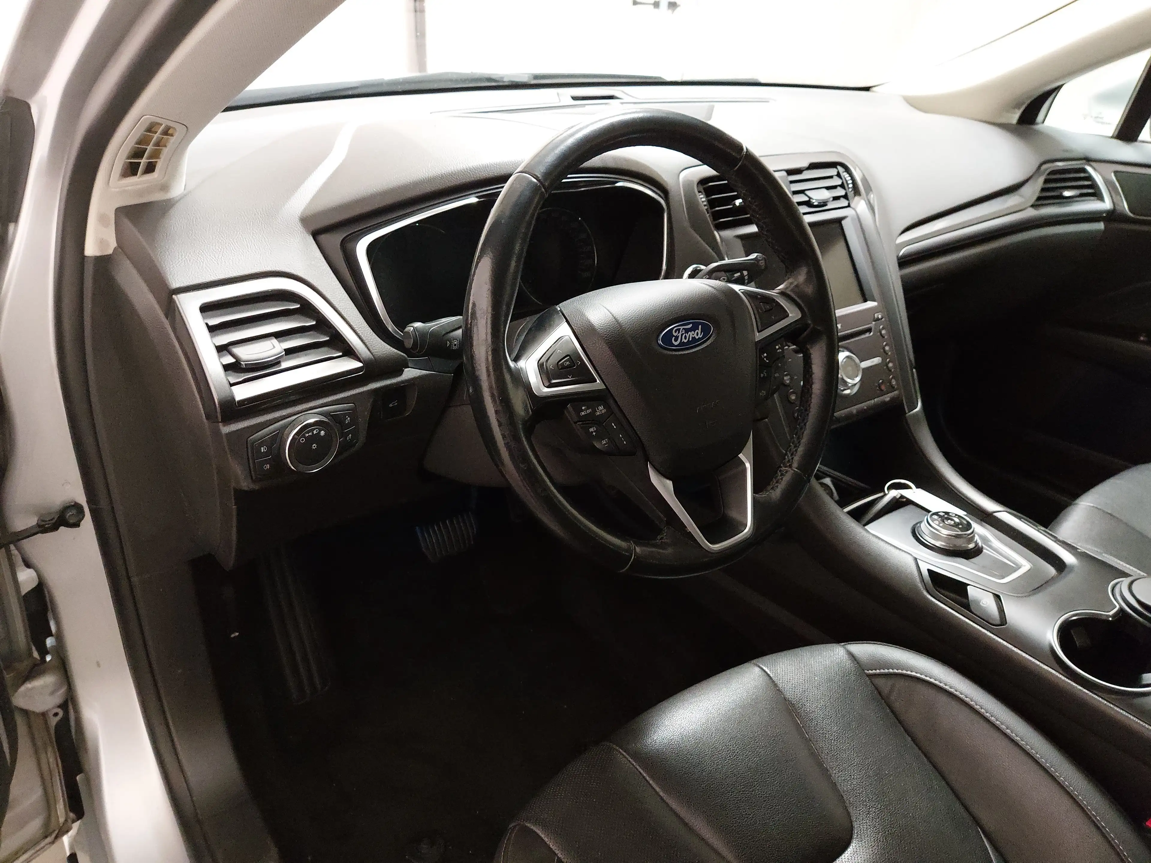 Ford Mondeo — photo 6