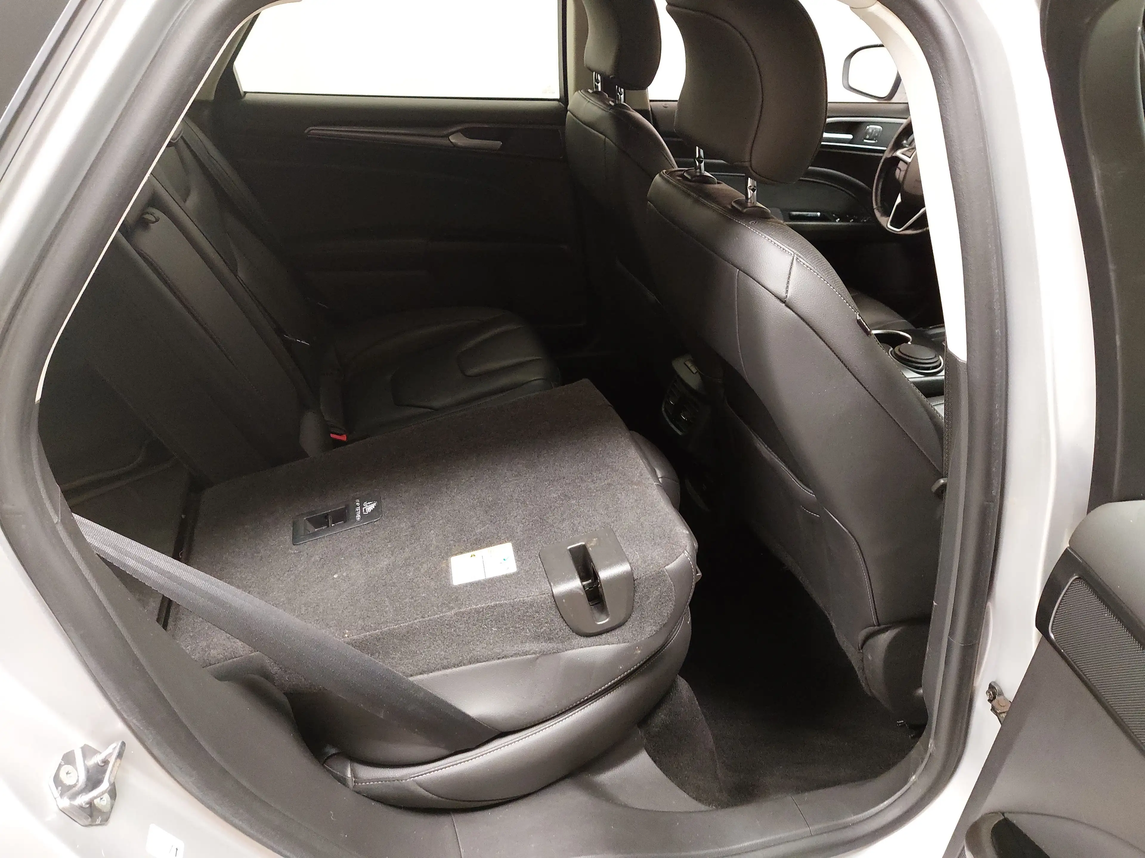 Ford Mondeo — photo 11