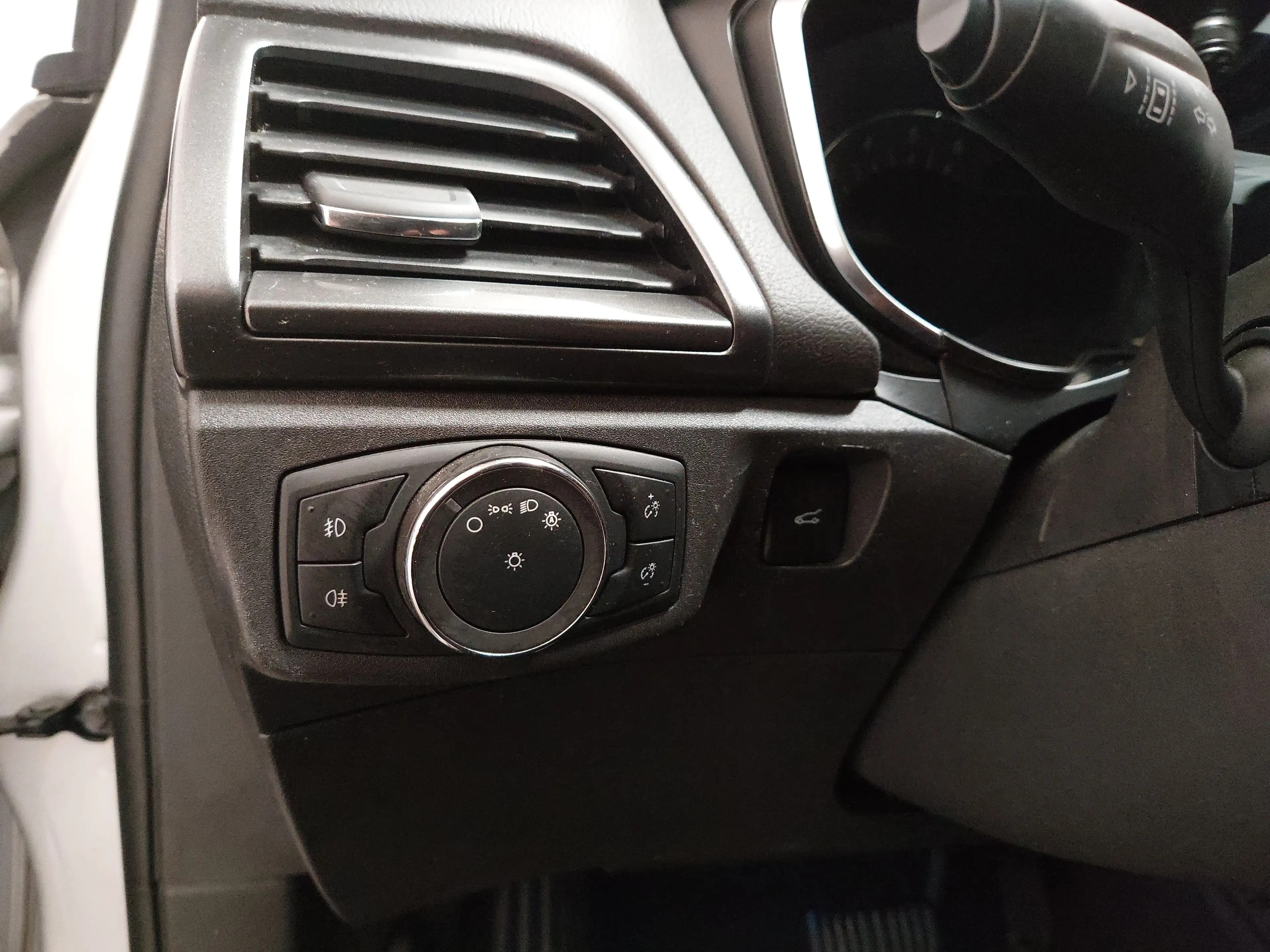 Ford Mondeo — photo 7