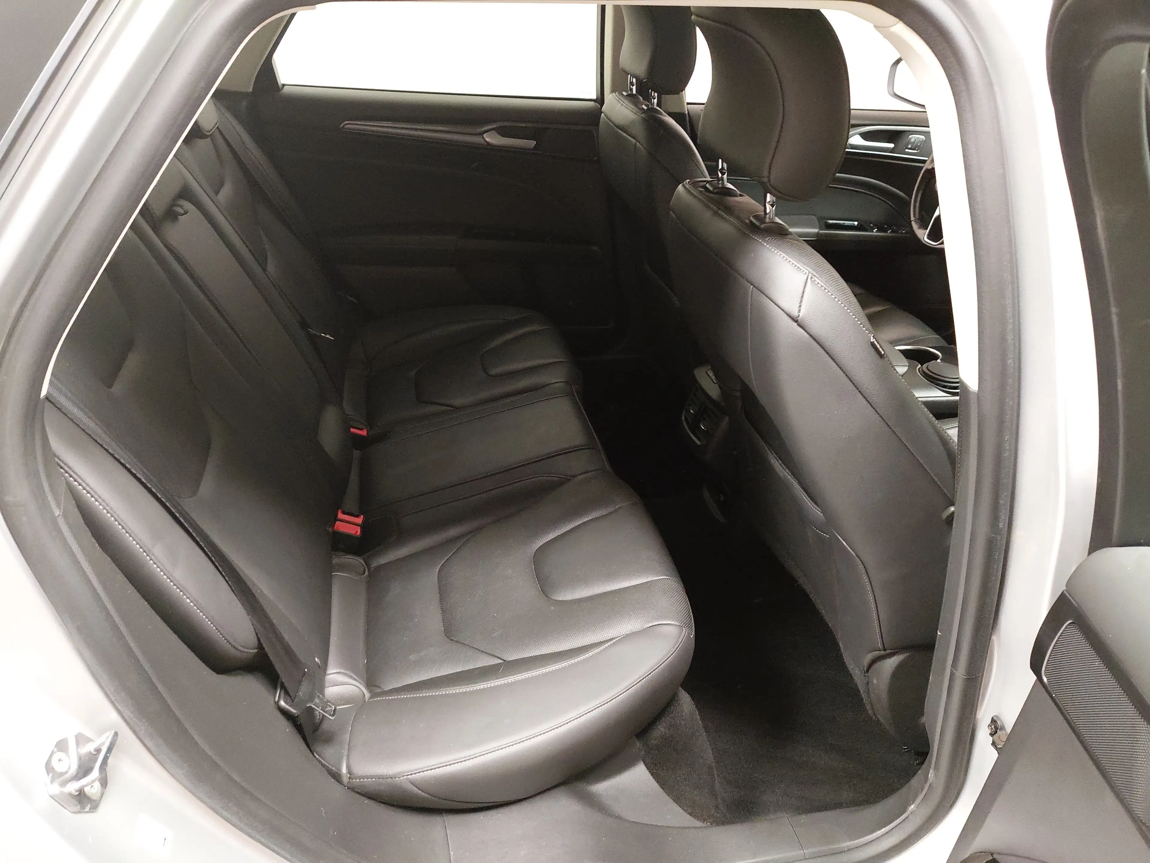 Ford Mondeo — photo 12
