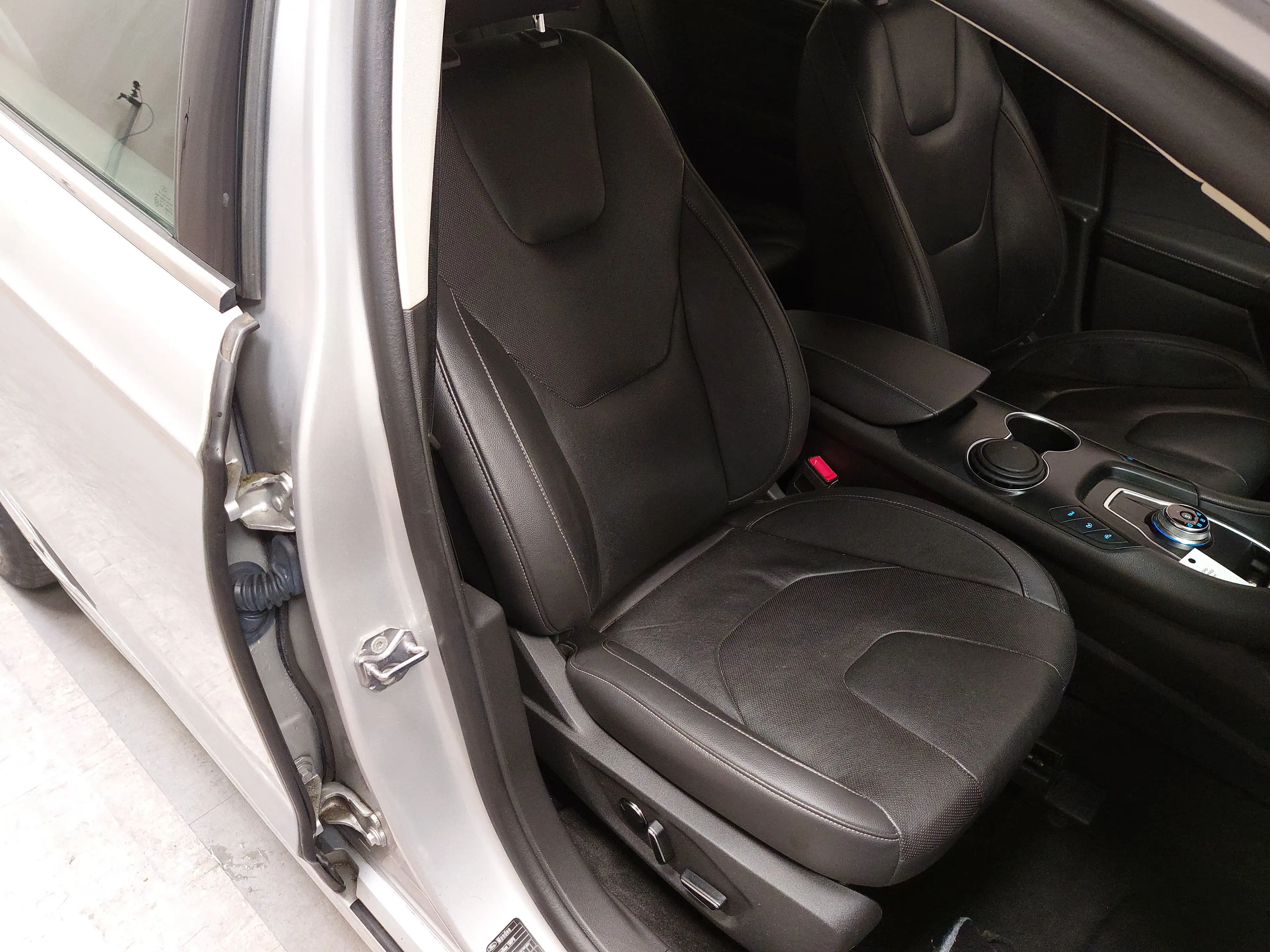 Ford Mondeo — photo 10