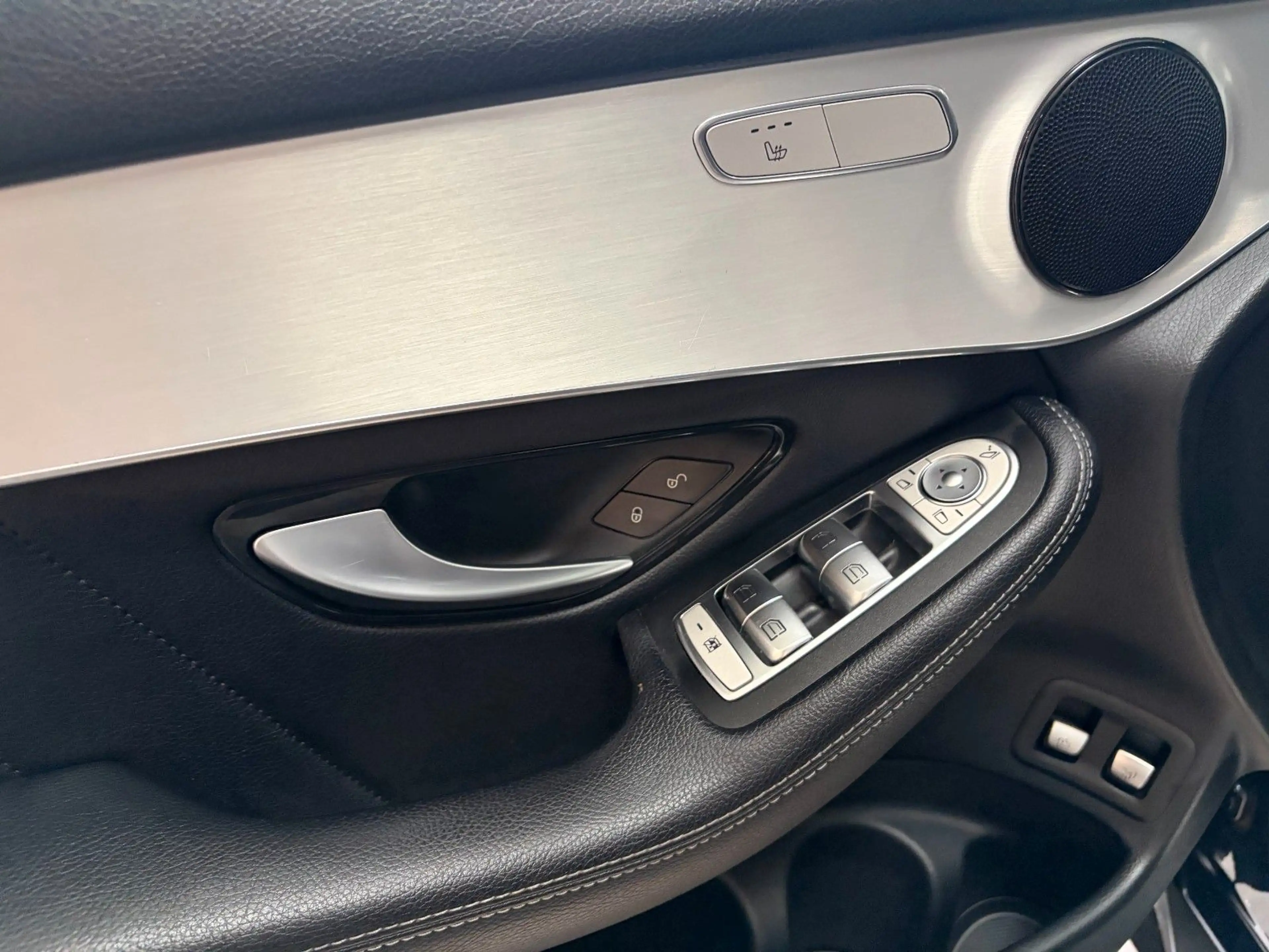 Mercedes-Benz GLC 250 *4matic*Exclusive*AHK*LED* — photo 37