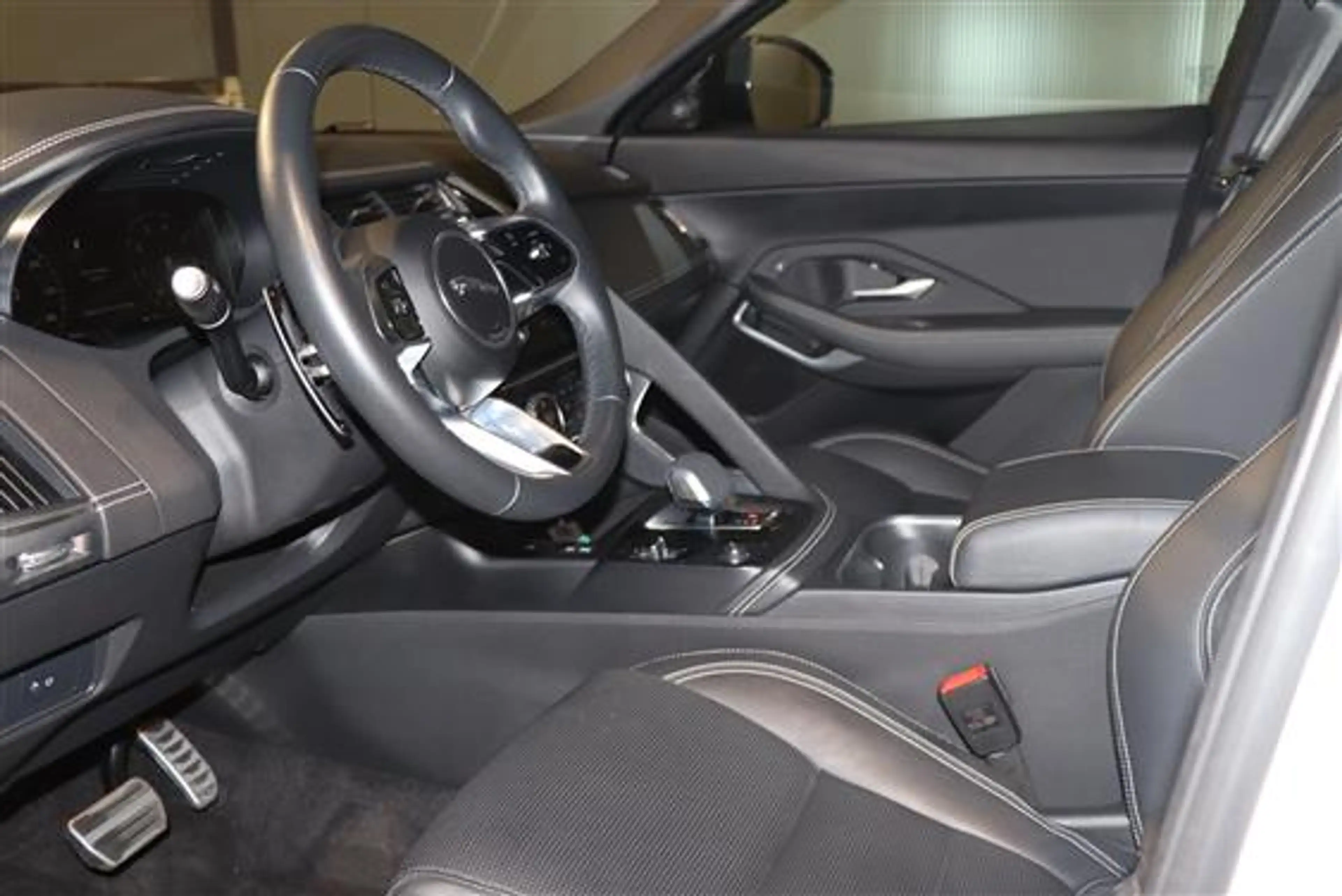 Jaguar E-Pace P160 R-DYNAMIC mild hybrid FWD A/T — photo 8
