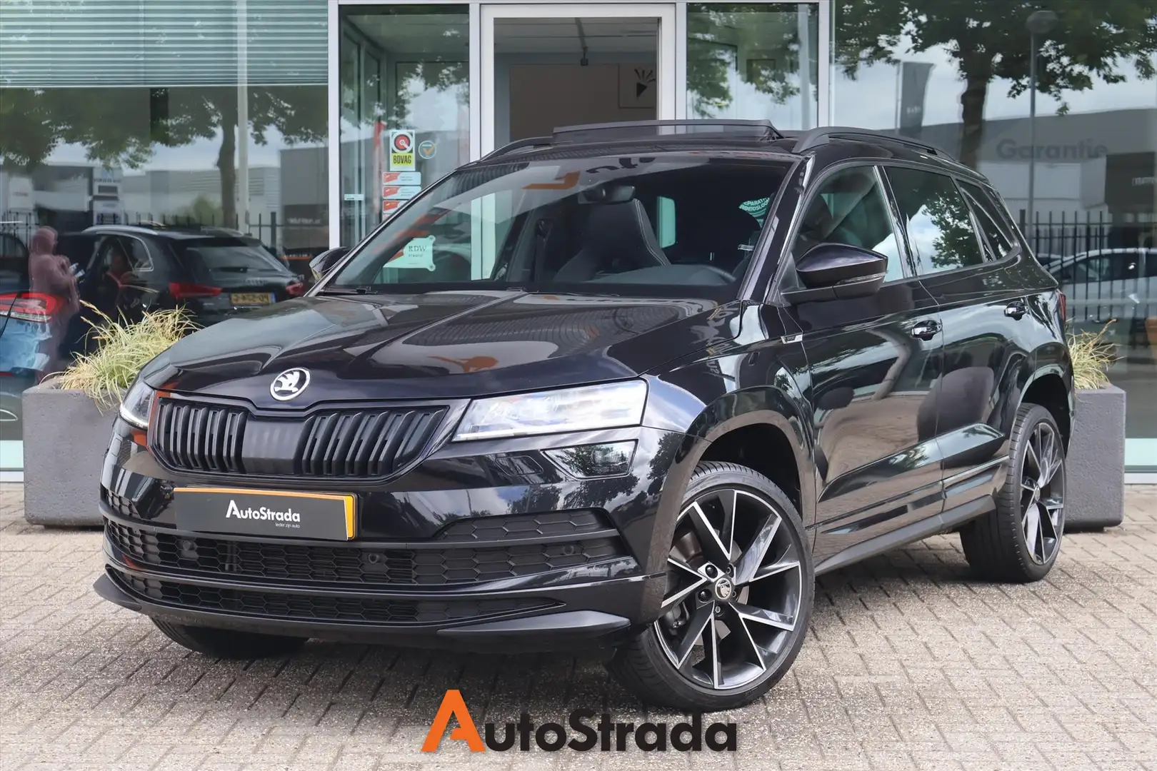 Skoda Karoq 1.5 SportLine TSI ACT 150pk | Camera | Pano | LED Zwart - 1