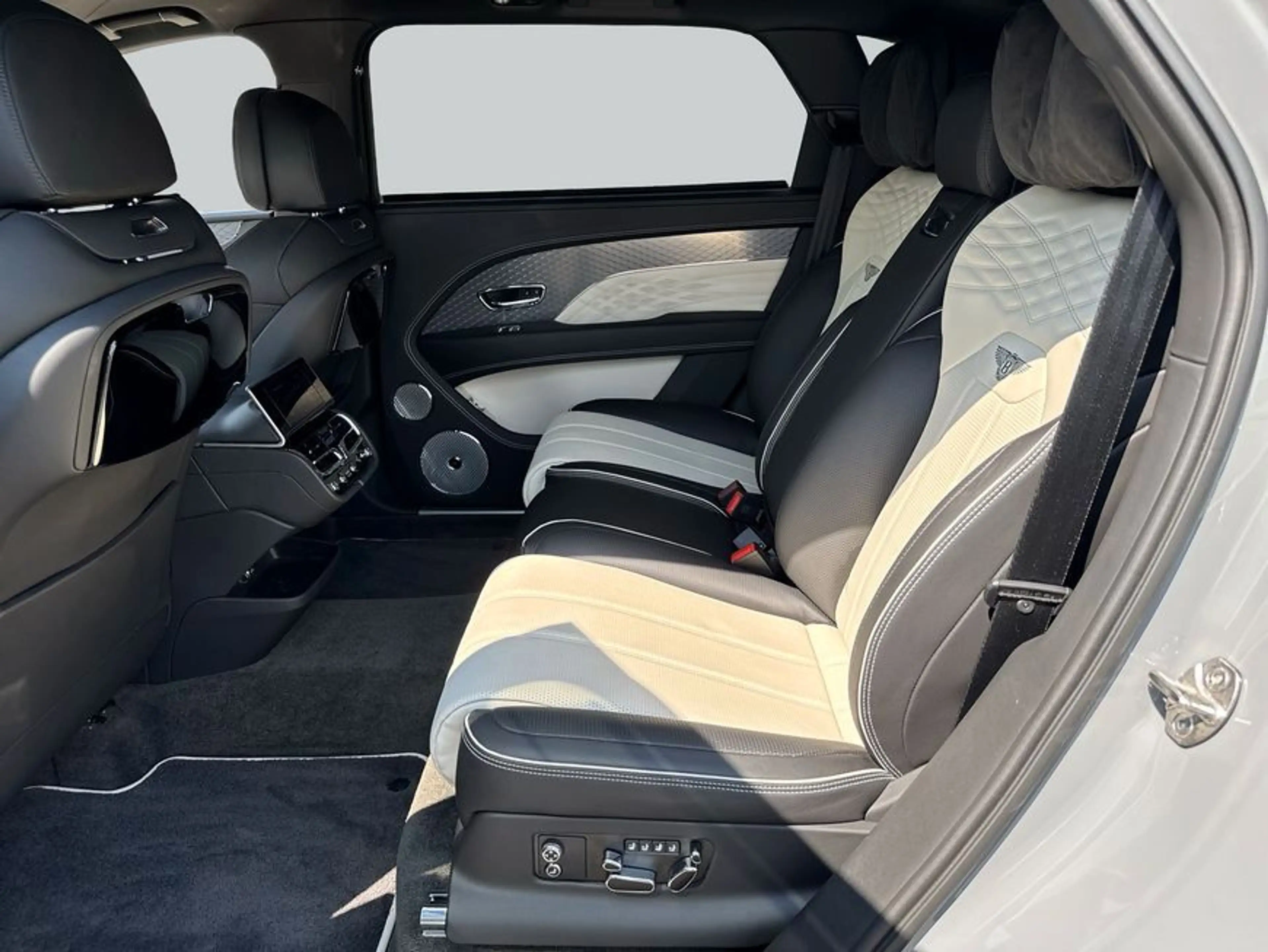 Bentley Bentayga New Bentayga V8 Azure First Edition EWB — photo 14