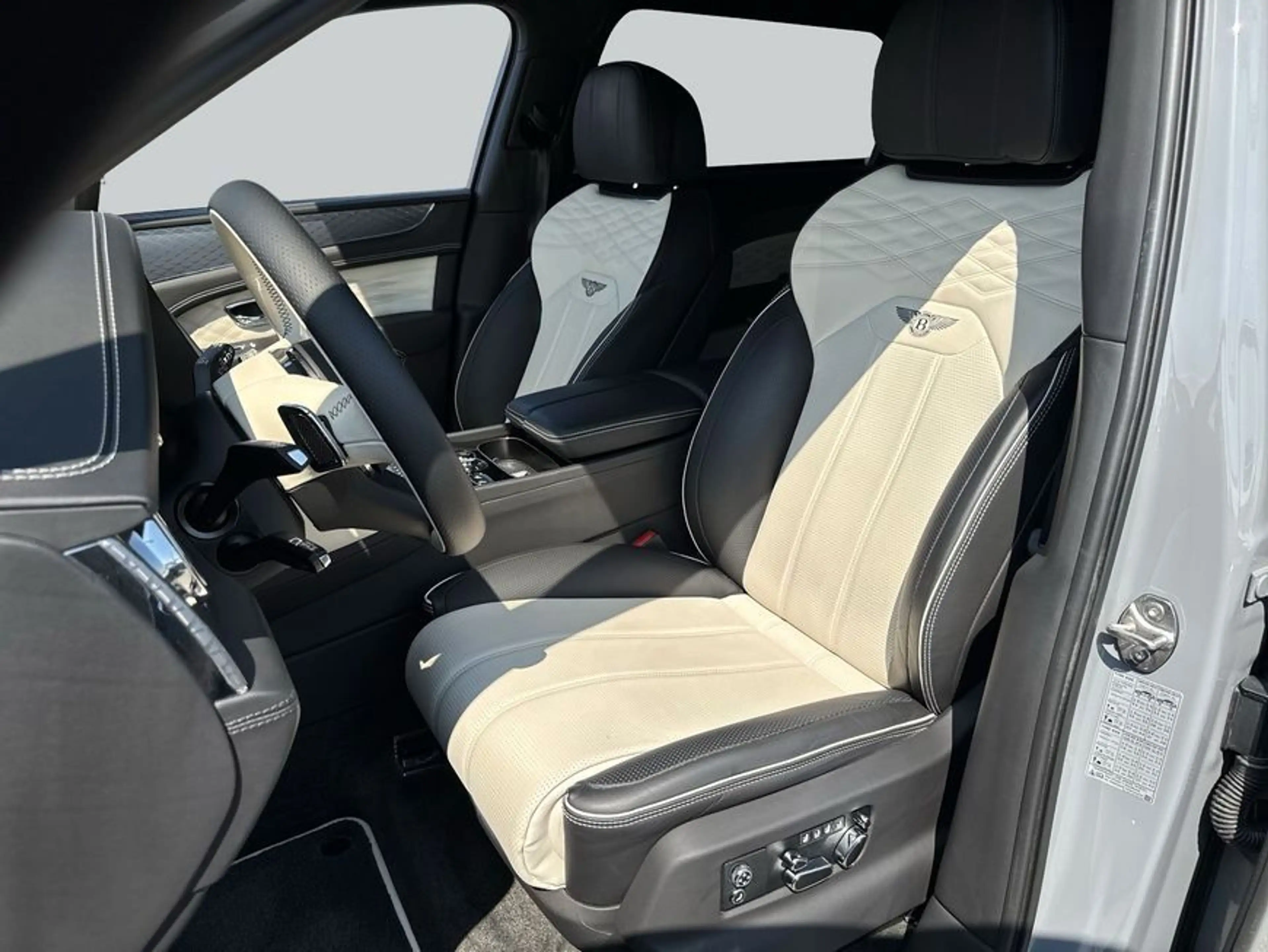 Bentley Bentayga New Bentayga V8 Azure First Edition EWB — photo 13