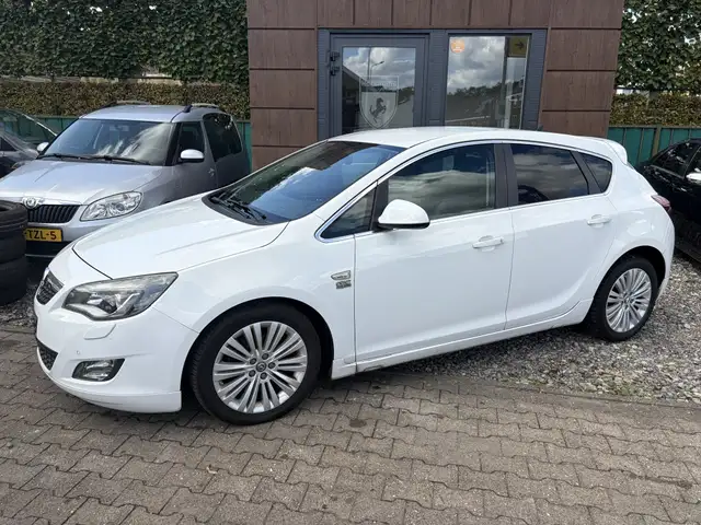 Opel Astra view 4