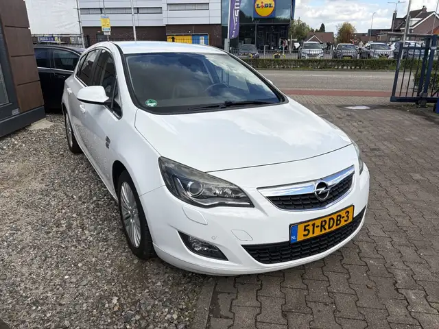 Opel Astra view 2